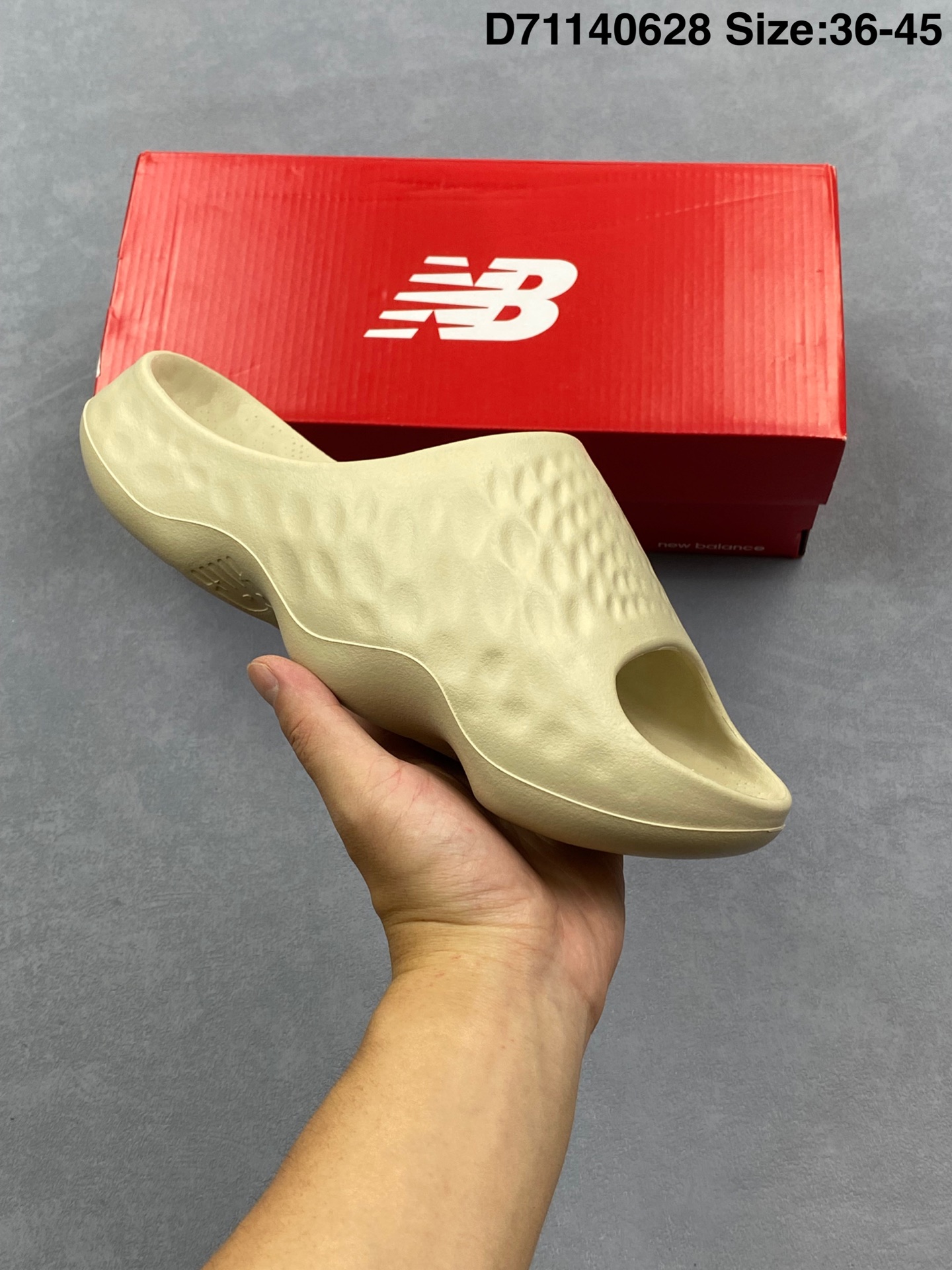 新百伦New Balance夏季沙滩拖 王炸NB拖鞋上架,春夏最最百搭的拖鞋来咯!逛街完全无压力的拖鞋!我保证非常非常非常好穿!跟上哈🔥 ID:D71140628