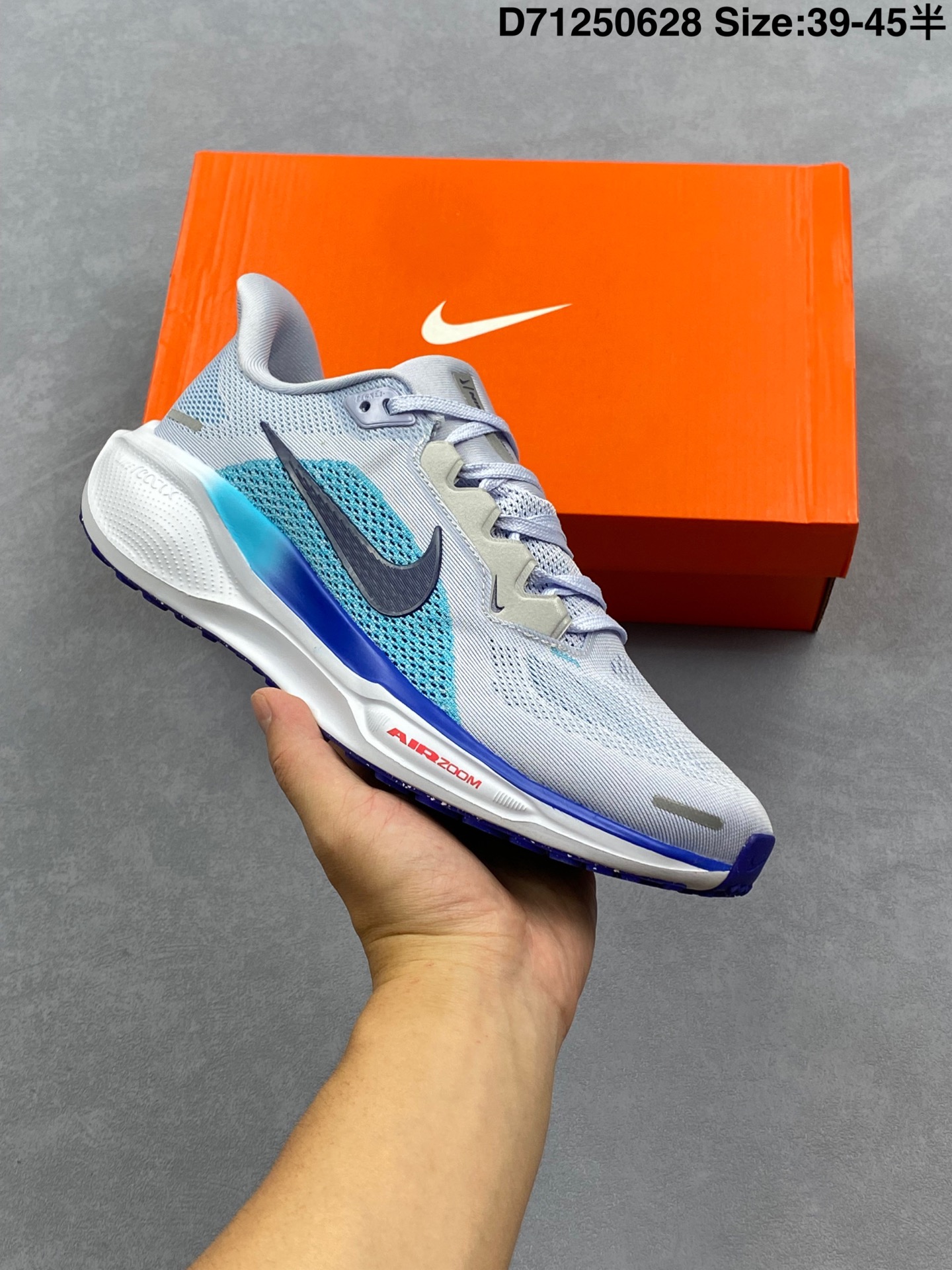 💰125
Nike「飞马新鞋」触感柔软，质感升级！随着“耐克「蓝图」系列”在巴黎的盛大发布，全新一代 登月41代 Nike Pegasus 41运动老爹鞋也正式登场啦！Nike Pegasus 41采用了全掌ReactX泡绵中底，前掌和后跟还配备了Air Zoom气垫单元，据说跑起来更快更舒适哦！这次最大的升级点，就是飞马系列首次引入了ReactX泡绵，听说相比React泡绵，能量回馈提升了整整13%哦！
货号：FD2723
编码D71250628 Size:39-45