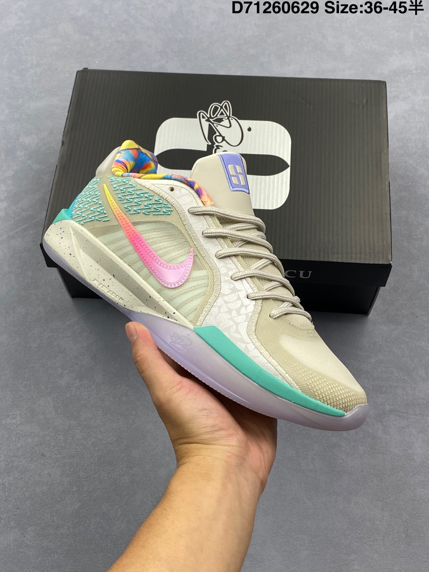 合集💰130
耐克Nk Sabrina 2 Court Vision 萨布丽娜·约内斯库 签名款 实战系列篮球鞋 鞋款搭载 Cushlon 泡绵帮助保持充沛活力。Air Zoom 缓震配置缔造出众回弹效果，外底抓地设计助你展现出色比赛表现。耐穿橡胶外底，提供强劲抓地力。
货号：IH8554 001
尺码：36-45带半码
编码：D71260629