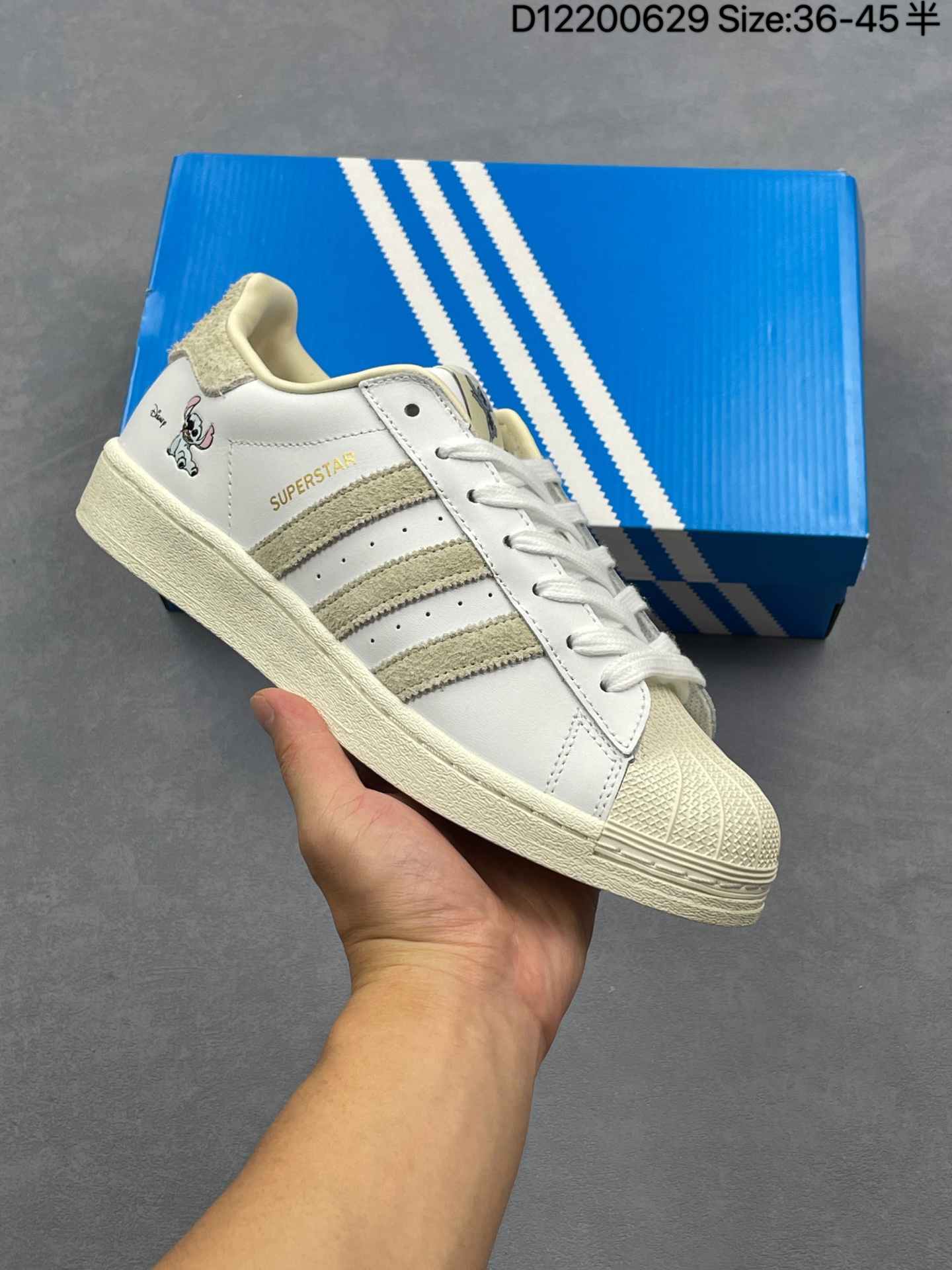 史迪奇HQ6365 阿迪达斯Adidas三叶草 Originals Superstar贝壳头’DIY’系列低帮经典百搭休闲运动板鞋 原装头层材料 用料绝不含糊 独家版型蒸餾加工帶來的是更好的视觉和脚感体验 清洁度 电绣工艺 皮料切割干净无任何毛边 细节完美 编码:D12200629