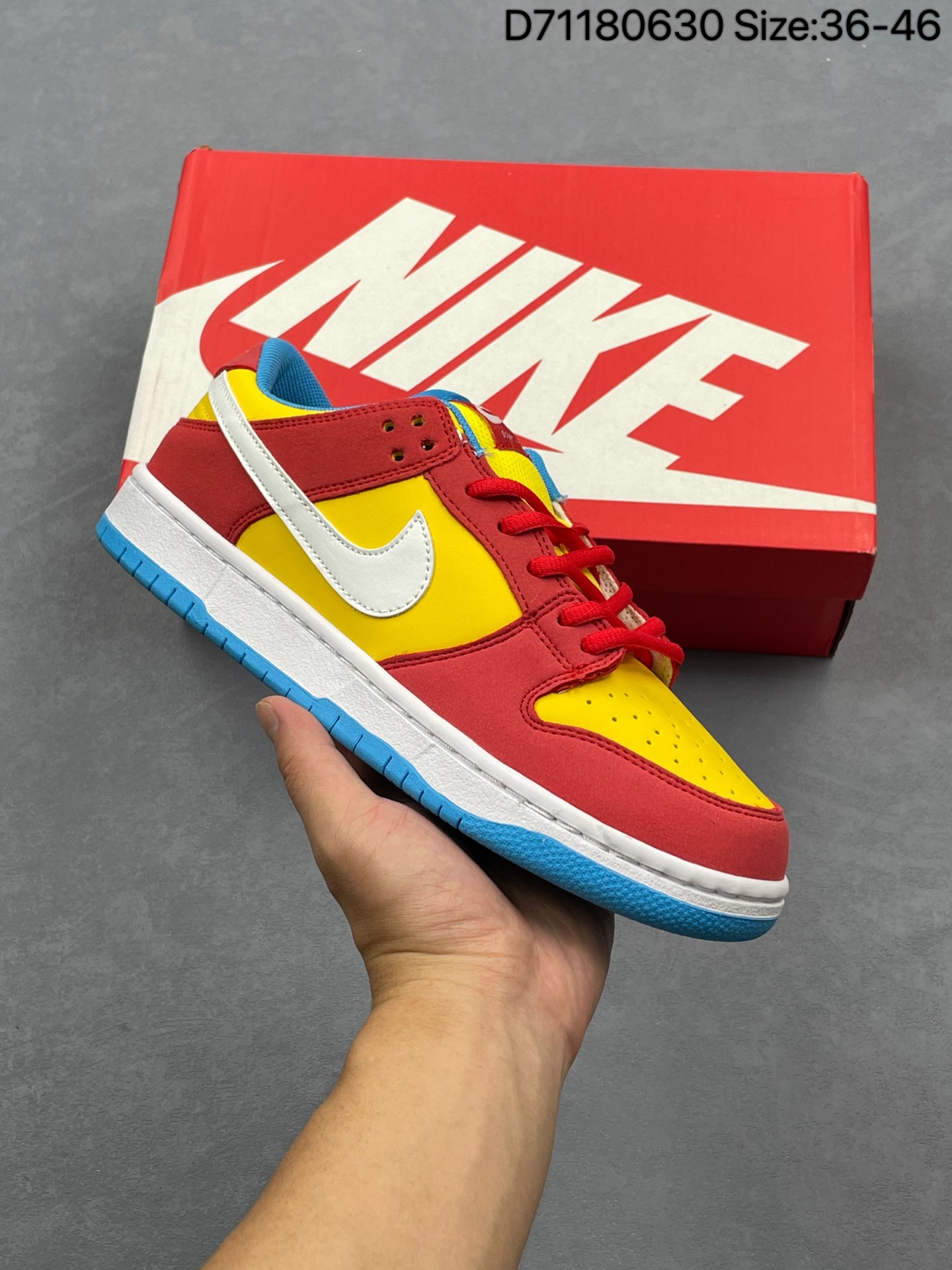 Nike SB Dunk Low Pro "Bart Simpson" 耐克 SB 低帮 黄橙色辛普森 整体配色以鲜艳醒目的红、黄、蓝撞色呈现,酷似《辛普森一家》的主角巴特.辛普森的形象.鞋身整体以黄色荔枝纹皮革打造,搭配红色麂皮框架覆盖层,质感表现相当不俗;鞋舌红色绣标上以白色Nike Swoosh Logo呈现,更加突出视觉层次感;鞋身两侧白色Swoossh Logo和蓝色内衬更加完善了巴特.辛普森的角色构色,最后以白色中底和蓝色橡胶外底收尾,完善z整体设计. 货号:BQ6817-602 半 D71180630