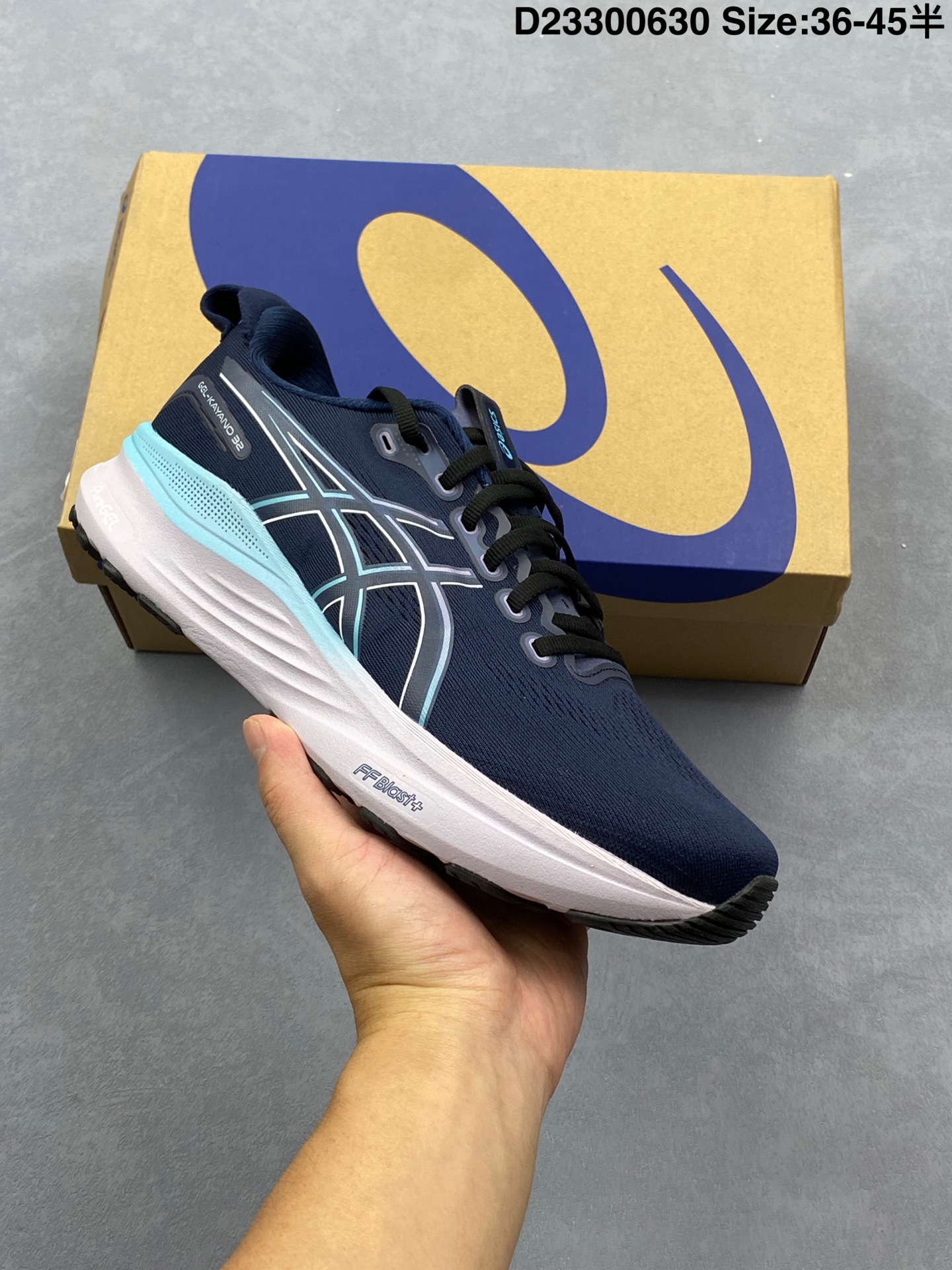 【新品🔥纯原】ASICS亚瑟士顶级稳定支撑运动跑鞋 厚底增高缓震老爹鞋ASICS Gel-Kayano 32 休闲运动鞋透气休闲鞋减震轻质跑步鞋GEL-KAYANO 32 ‌是 ASICS 推出的一款旗舰款跑鞋,旨在通过优化中底设计和升级鞋面结构,显著提升穿着舒适度与支撑性能,让跑者享受流畅自如的奔跑体验‌.GEL-KAYANO 32延续了该系列产品标志性的自适应稳定系统和卓越的舒适脚感.其主要技术特点包括:‌4D引导系统‌:通过广泛的研究和测试开发,能够配合跑者身体运动幅度,有效引导足部形成更高效率的步态循环,即使在复杂路况下也能提供强大的舒适度和稳定性‌.‌升级版FF BLAST PLUS缓震材料‌:兼具轻量性与高能反馈,提供柔软触感的同时确保充沛的回弹动能‌.‌PureGEL缓震胶‌:提供优异的减震效果,确保步态转换流畅自然‌.‌工程网眼鞋面与加固处理的鞋舌结构‌:自适应不同跑者的足弓曲线形态,增强内侧中足部位的支撑性‌.‌HYBRID ASICSGRIP大底‌:提供卓越的抓地力与关键区域的耐磨性‌. 货号: 1012B838-401 含半码 编码:D23300630
