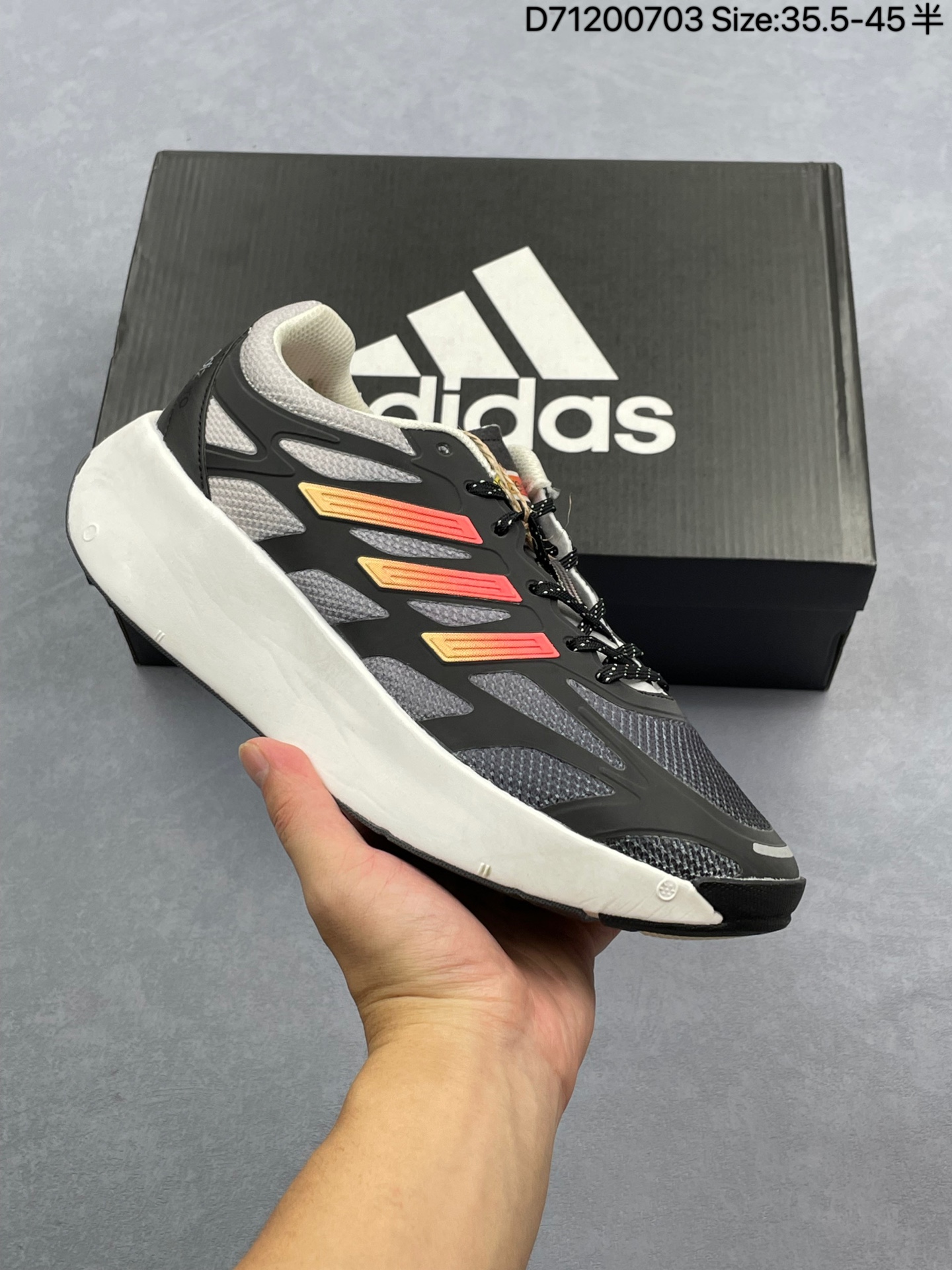 合集💰100
阿迪达斯 (adidas)男女士休闲鞋 ADIZERO ARUKU 减震耐磨缓冲回弹百搭运动鞋 厚底增高老爹鞋。今年曝光的adidas adiZero Aruku可以说是目前最受关注的新鞋之一。 鞋款外观以永动机为灵感,层叠排布的细节带来丰富的视觉层次。干净平整的厚实白色中底是最大特色,非常契合厚底鞋的风潮。
货号:JQ5658
尺码:35.5-45带半码
编码:D71200703