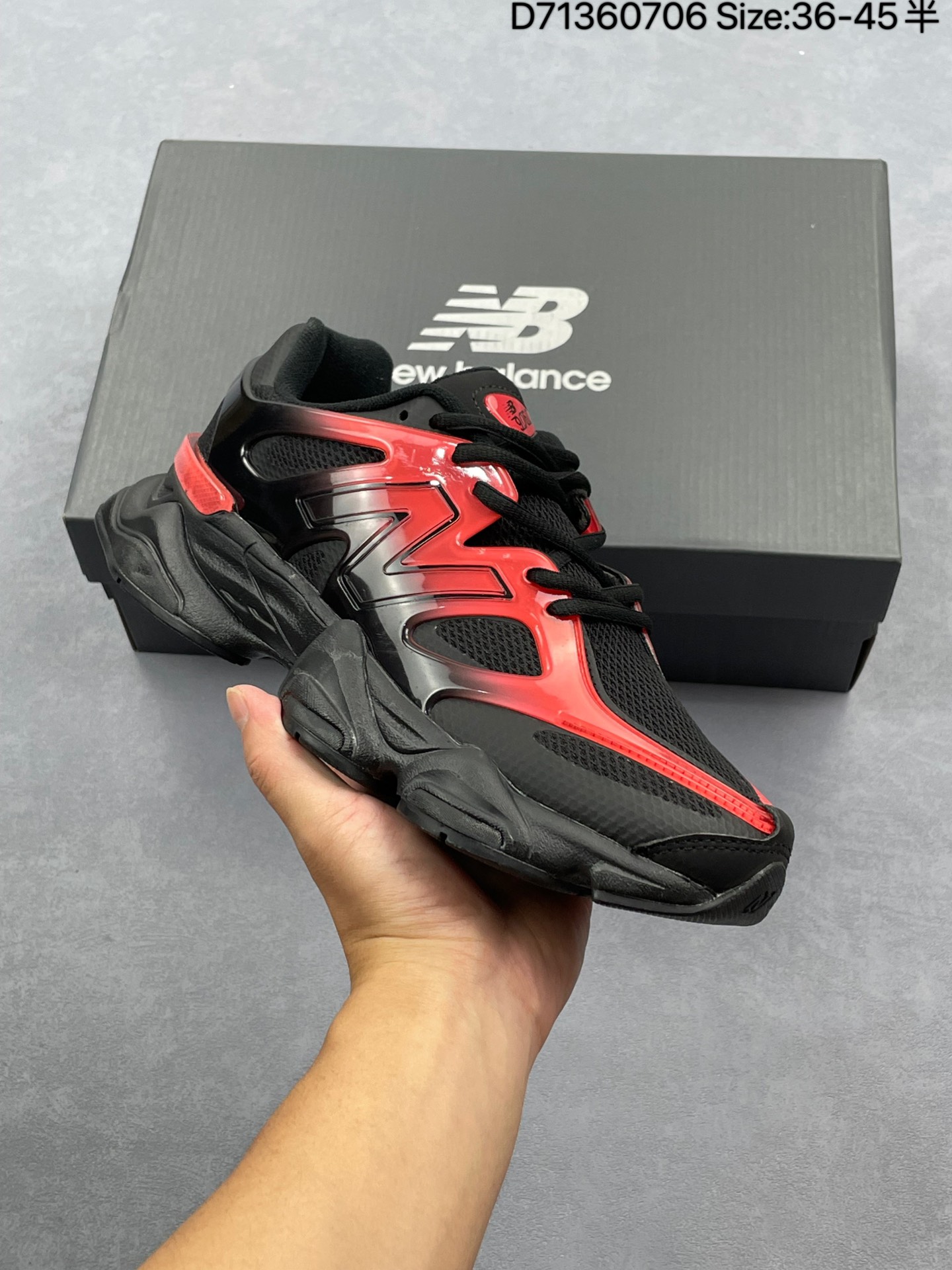 💰180
NB9060 联名款 复古休闲运动慢跑鞋 
鞋款灵感源自设计师本人对夏日的怀日回忆。鞋面大身由空间双格及磨砂鞋面拼接而生，夏日氛围拉满#采用大面积网眼以及麂皮材质覆盖鞋身，还原经典气质。搭载ABZORB避震科技，由泡沫聚酯制成，上脚可以有效减少由鞋底反弹对身体及双腿的冲击力
货号：U9060JBB
Size：36 37 37.5 38 38.5 39.5 40 40.5 41.5 42 42.5 43 44 45
编码：D71360706