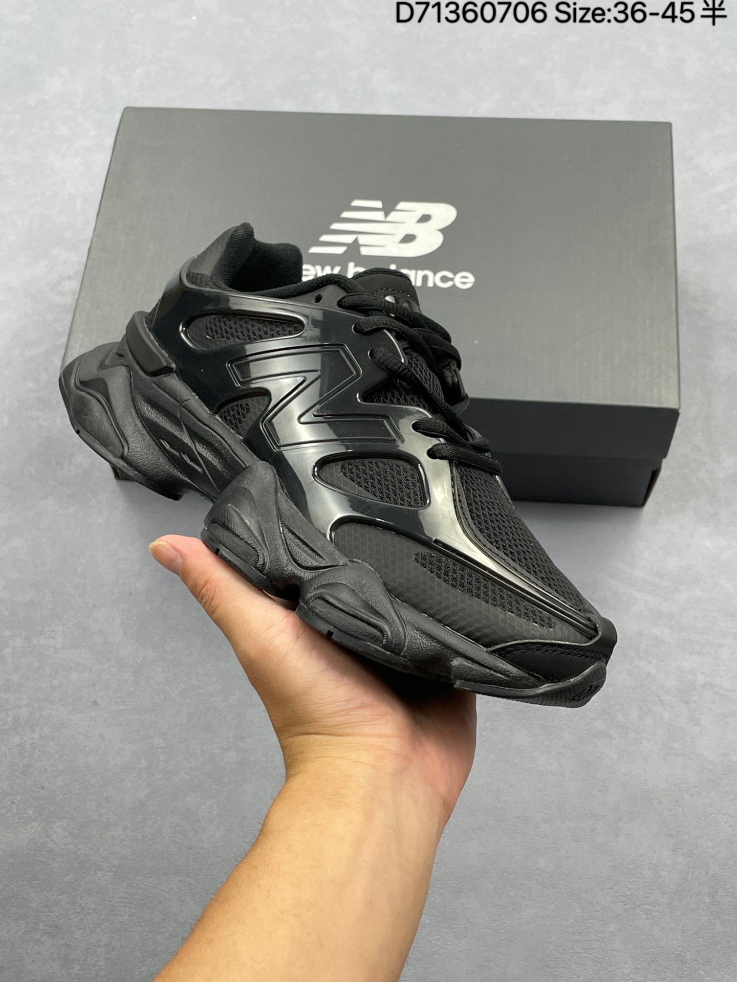 💰180
NB9060 联名款 复古休闲运动慢跑鞋 
鞋款灵感源自设计师本人对夏日的怀日回忆。鞋面大身由空间双格及磨砂鞋面拼接而生，夏日氛围拉满#采用大面积网眼以及麂皮材质覆盖鞋身，还原经典气质。搭载ABZORB避震科技，由泡沫聚酯制成，上脚可以有效减少由鞋底反弹对身体及双腿的冲击力
货号：U9060JBB
Size：36 37 37.5 38 38.5 39.5 40 40.5 41.5 42 42.5 43 44 45
编码：D71360706