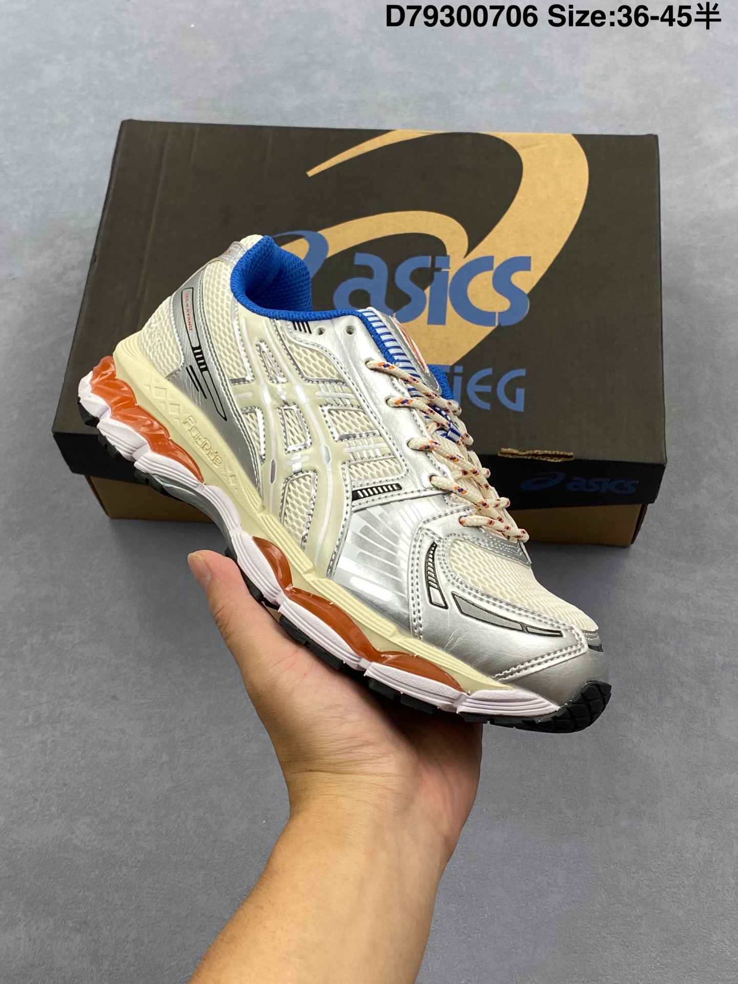 合集💰290
【纯原】亚瑟士 KITH x Asics Gel-Kayano 12.1 “Light Sage”运动舒适防滑透气 低帮跑步鞋 厚底增高老爹鞋 该款ASICS Kayano 12.1 x KITH联名款鞋面采用混合版本，集成了Kayano 12的鞋面和GelNimbus 17的缓震系统，鞋盒配有ASICS和KITH的标志，鞋带颜色多样，鞋底为黑色橡胶，鞋面设计有皮革元素，整体外观时尚精致，与早期运动鞋相比，该款更具特色。￼个人觉得今年 Asics 的鞋王就是它了。低饱和度的湖水绿自带高级感。米白色的做旧中底 复古氛围感十足 #晒晒你的百搭秋冬通勤鞋   #跑鞋刮起复古风  #复古赛道一双踏入#新复古回潮#双11到手不剁手     #双11装备秒到手 #鞋王争霸赛 #点缀我的秋季穿搭#潮流入秋攻略 #秋日少年感穿搭  #潮流尖子生#我最百搭的单品#硬控我的百搭好鞋#更新我的秋日鞋柜#穿这双鞋子走进秋天      

货号:  1203A555-101
尺码：36-45含半码
编码：D79300706