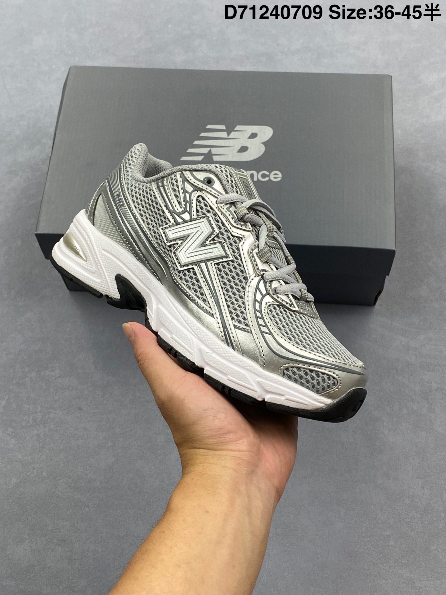 合集💰120
U740CB2男女鞋半码制#采用纤维牛剖革拼接透气网眼衬垫织物鞋面材质#T-Beam大底提供足步弓支撑,保持步态稳定#后跟搭载外露缓震胶❗️复刻千禧美学,革新跑鞋经典!NB新百伦New Balance MR740系列低帮复古老爹风休闲运动慢跑鞋“白银浅蓝”
货号：U740CB2
尺码：36～45半
条码编码：D71240709