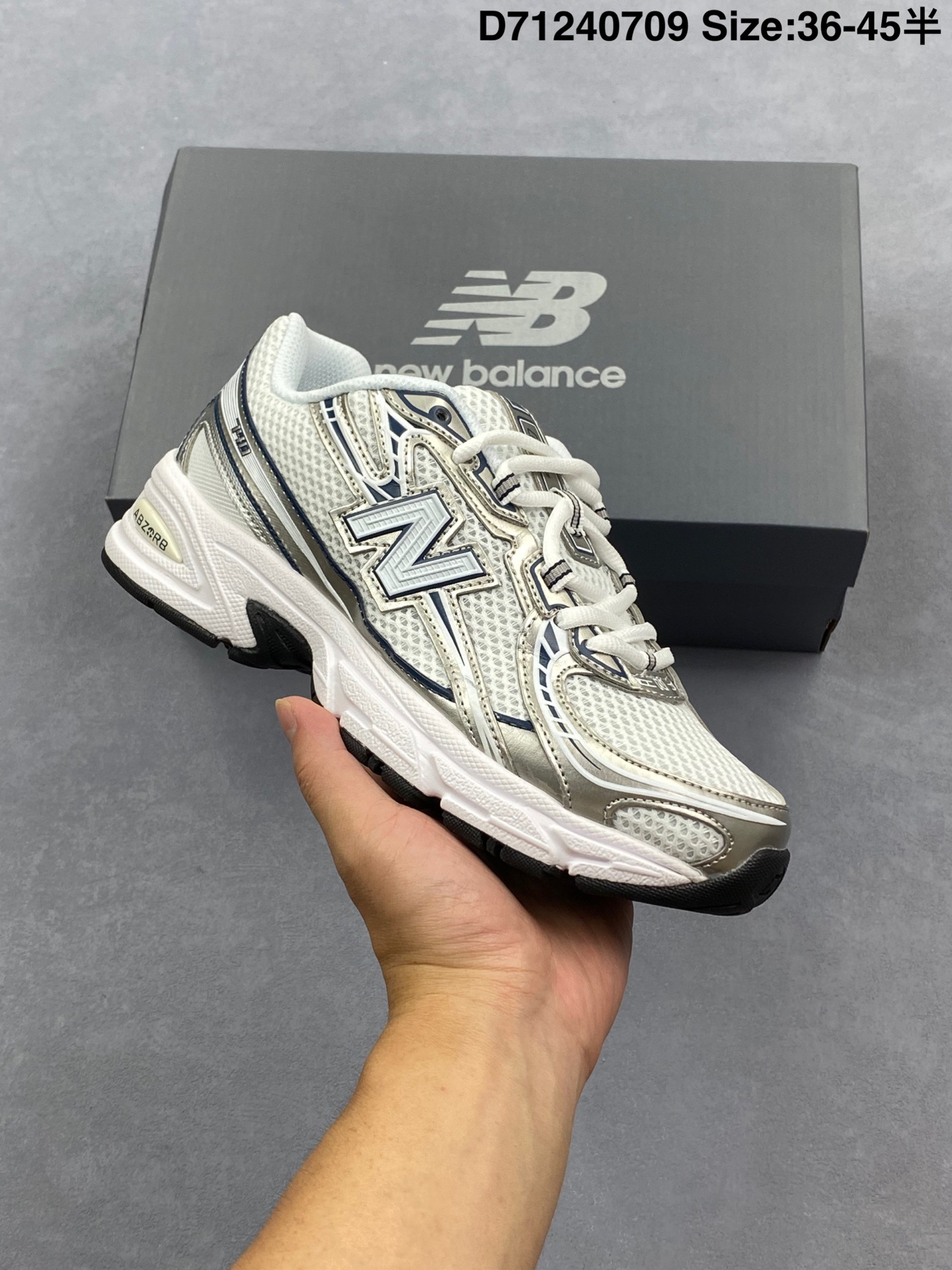 合集💰120
U740CB2男女鞋半码制#采用纤维牛剖革拼接透气网眼衬垫织物鞋面材质#T-Beam大底提供足步弓支撑,保持步态稳定#后跟搭载外露缓震胶❗️复刻千禧美学,革新跑鞋经典!NB新百伦New Balance MR740系列低帮复古老爹风休闲运动慢跑鞋“白银浅蓝”
货号：U740CB2
尺码：36～45半
条码编码：D71240709