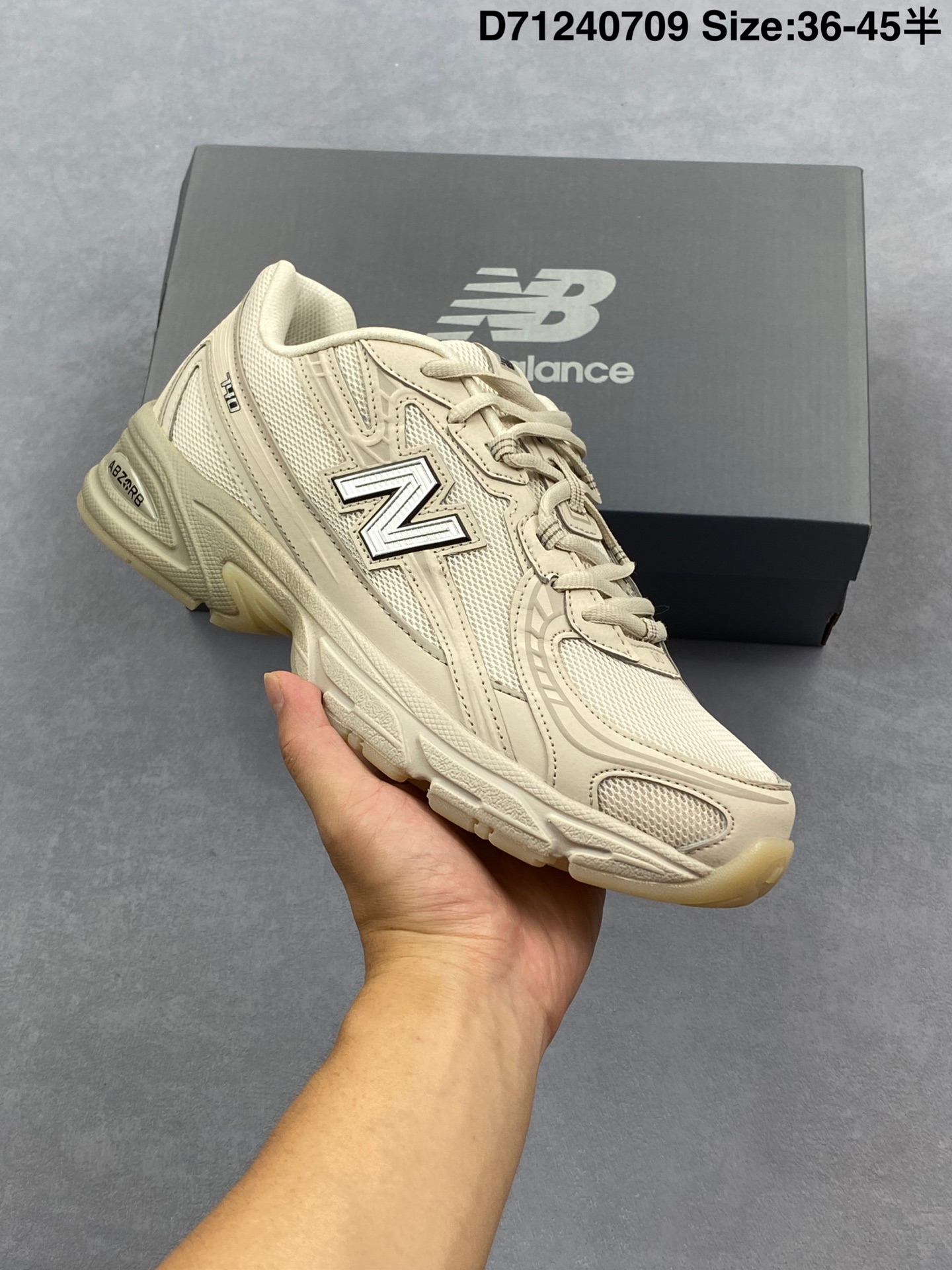 合集💰120
U740CB2男女鞋半码制#采用纤维牛剖革拼接透气网眼衬垫织物鞋面材质#T-Beam大底提供足步弓支撑,保持步态稳定#后跟搭载外露缓震胶❗️复刻千禧美学,革新跑鞋经典!NB新百伦New Balance MR740系列低帮复古老爹风休闲运动慢跑鞋“白银浅蓝”
货号：U740CB2
尺码：36～45半
条码编码：D71240709