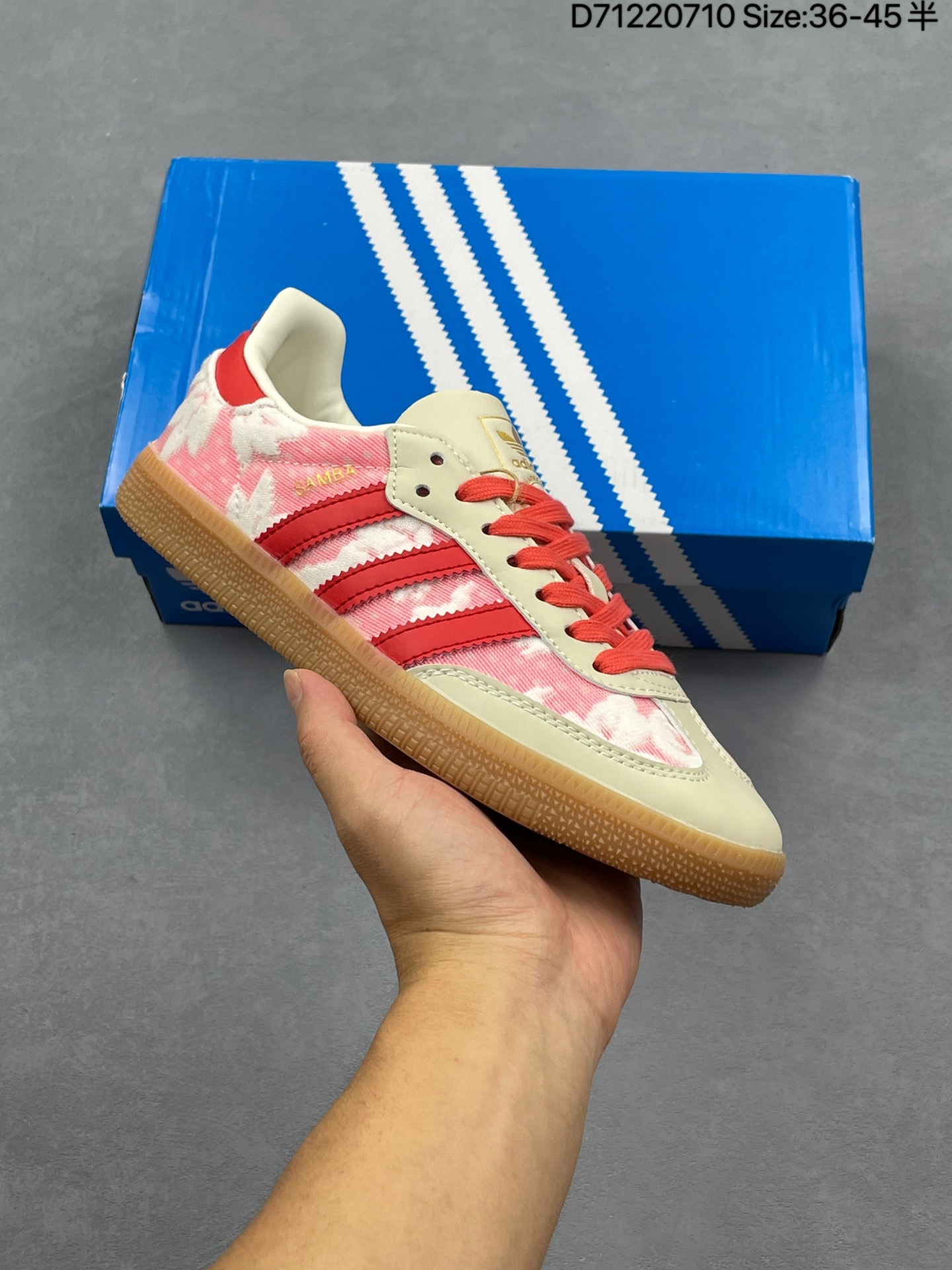 阿迪达斯 Adidas Originals Gazelle Indoor复古三叶草防滑透明橡胶板鞋经典运动鞋.这款经典鞋,忠于原版设计,缀撞色三条纹和鞋跟饰片.采用柔软皮革鞋面,穿着舒适,搭配生胶外底,风格复古.用不同材料制作这款修长复古的从1970年代开始就很受欢迎的网球鞋.Gazelle Indoor拥有包边更宽的T字型鞋头,Gazelle开始将皮革材质引入训练鞋设计之中,从而减轻了运动员双脚的负担.当年这一改动也是为了更好的保护运动员的前掌,以及Gucci x Adidas Gazelle 系列就是以该鞋型为蓝本打造.• 常规型剪裁• 系带设计• 皮革鞋面• 织物衬里;生胶全包大底• 舒适OrthoLite®鞋垫• 脚感舒适. 货号:JR8841 半 编码:D71220710