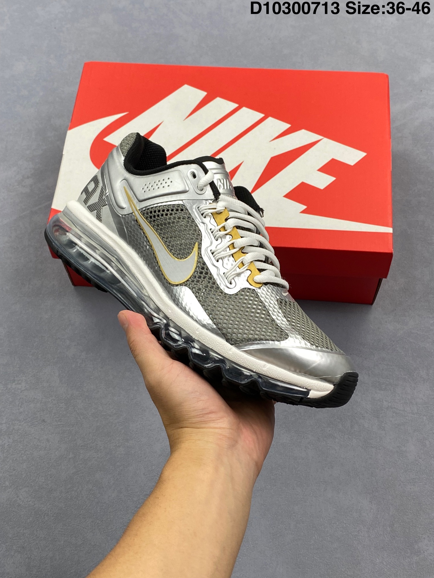 Nike/耐克 男女鞋真标半码制,升级原楦原纸版开发,采用轻量透气网织面料材质,原厂OrthoLite(欧索莱)去味海绵鞋垫,超轻薄EVA拉帮中底材质,正确原厂钢印,全掌真Air缓震气垫大底❗️轻盈跃动,复古新风尚!耐克Nike Air Max 2013"Metallic Silver Gold"2013大气垫系列低帮全掌大气垫休闲运动百搭慢跑鞋“网织金属银金 HJ7901 类型:男女鞋 编码:D10300713