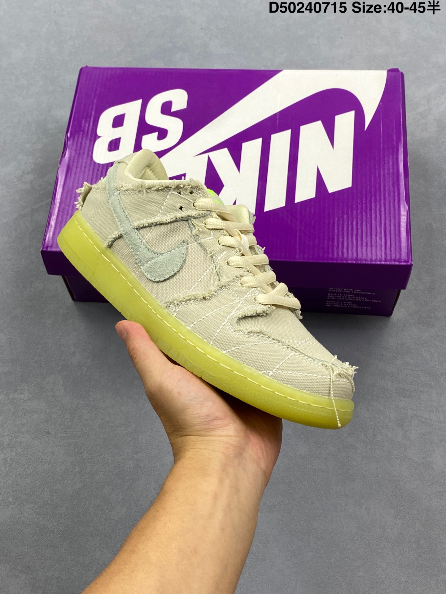 特价🉐💰120
【公司级】Nk SB Dunk Low ”Mummy“ 木乃伊 SB扣碎篮板时尚休闲板鞋 DM0774-111
#鞋身以浅灰色调呈现,麻布材质展现木乃伊被布包裹的的造型风格,粗犷的毛边带来独特质感。
#鞋面点缀圣甲虫刺绣,鞋舌内侧荷鲁斯之眼,彰显埃及主题。可撕式鞋面设计,模仿了木乃伊的造型。后跟处露出木乃伊双眼,黄红配色的眼睛十分符合万圣节装扮。最值得称赞的是,鞋面麻布为可撕的设计,撕开后的质感更加狂野,内部则是翻毛皮材质。除了半透明外底,鞋面刺绣、Logo 以及后跟的眼睛都有夜光效果,独特的设计实属罕见。
尺码:如图
编码 D50240715