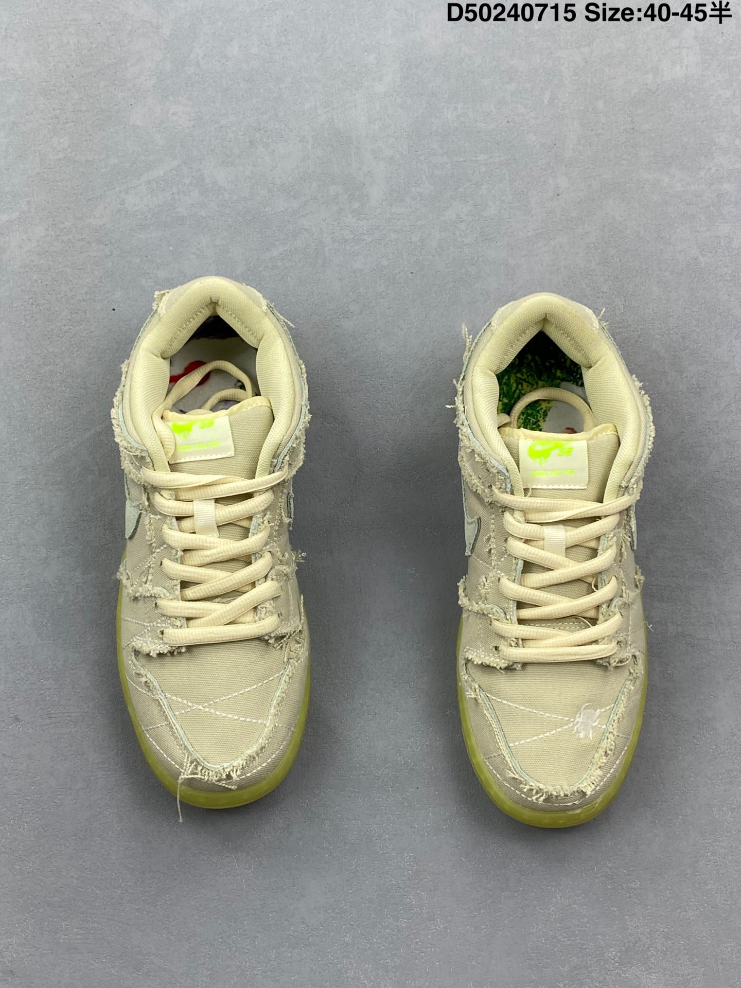 特价🉐💰120
【公司级】Nk SB Dunk Low ”Mummy“ 木乃伊 SB扣碎篮板时尚休闲板鞋 DM0774-111
#鞋身以浅灰色调呈现,麻布材质展现木乃伊被布包裹的的造型风格,粗犷的毛边带来独特质感。
#鞋面点缀圣甲虫刺绣,鞋舌内侧荷鲁斯之眼,彰显埃及主题。可撕式鞋面设计,模仿了木乃伊的造型。后跟处露出木乃伊双眼,黄红配色的眼睛十分符合万圣节装扮。最值得称赞的是,鞋面麻布为可撕的设计,撕开后的质感更加狂野,内部则是翻毛皮材质。除了半透明外底,鞋面刺绣、Logo 以及后跟的眼睛都有夜光效果,独特的设计实属罕见。
尺码:如图
编码 D50240715