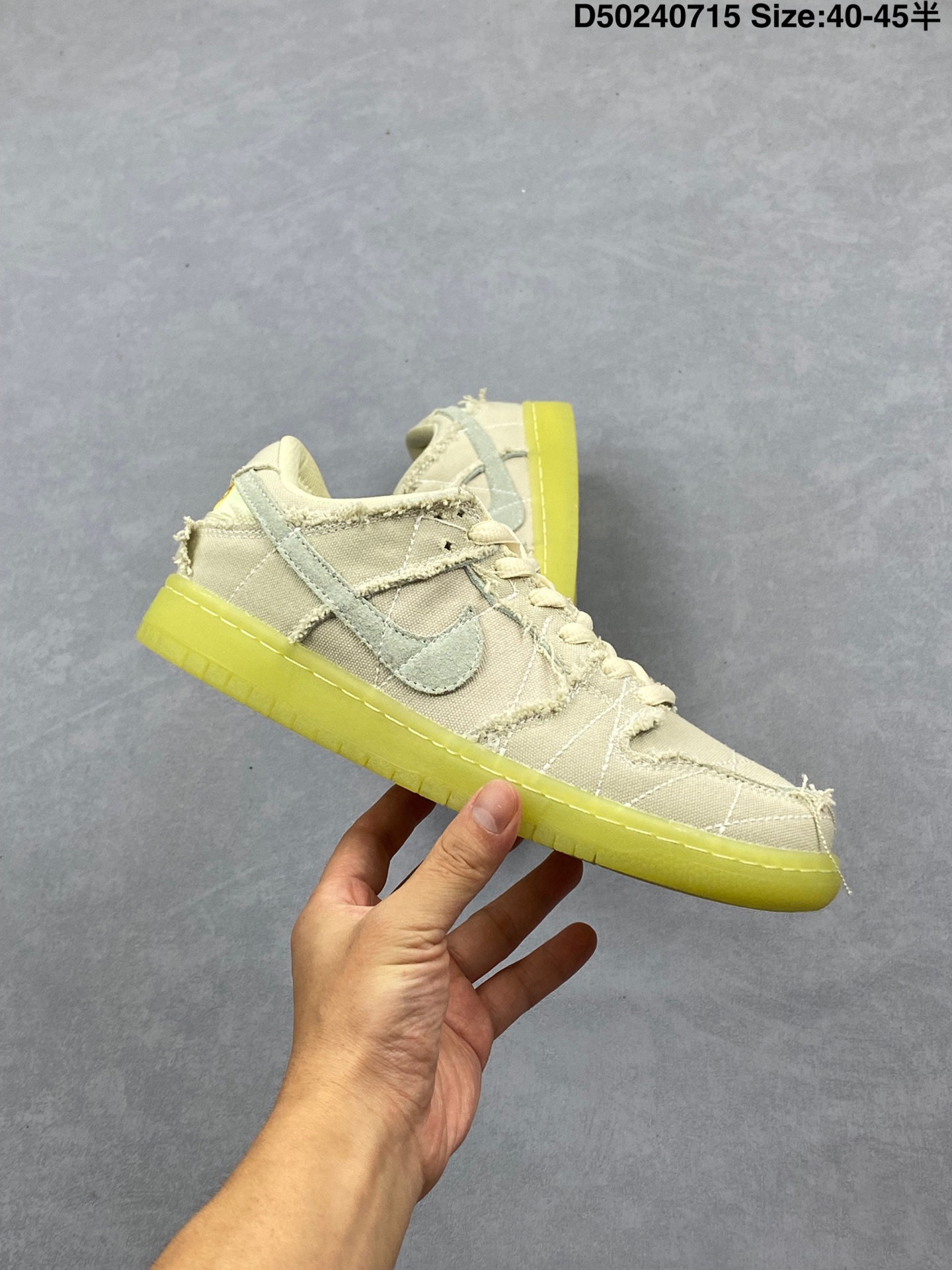 特价🉐💰120
【公司级】Nk SB Dunk Low ”Mummy“ 木乃伊 SB扣碎篮板时尚休闲板鞋 DM0774-111
#鞋身以浅灰色调呈现,麻布材质展现木乃伊被布包裹的的造型风格,粗犷的毛边带来独特质感。
#鞋面点缀圣甲虫刺绣,鞋舌内侧荷鲁斯之眼,彰显埃及主题。可撕式鞋面设计,模仿了木乃伊的造型。后跟处露出木乃伊双眼,黄红配色的眼睛十分符合万圣节装扮。最值得称赞的是,鞋面麻布为可撕的设计,撕开后的质感更加狂野,内部则是翻毛皮材质。除了半透明外底,鞋面刺绣、Logo 以及后跟的眼睛都有夜光效果,独特的设计实属罕见。
尺码:如图
编码 D50240715