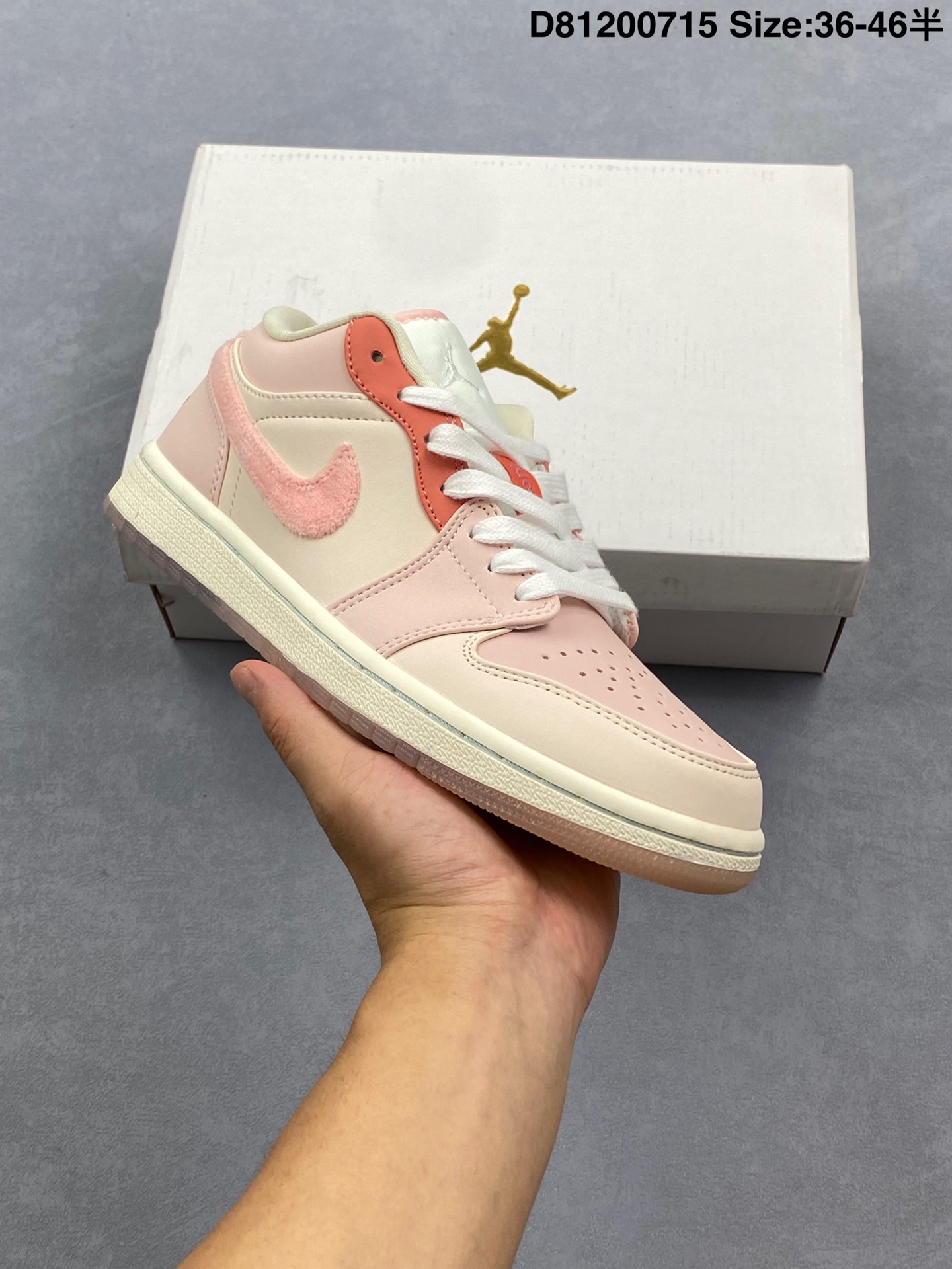 耐克 乔丹Air Jordan 1 Low AJ1 乔1 乔丹1代aj1 低帮复古文化休闲运动篮球鞋.从1985 年面世的元年款汲取设计灵感,采用简洁大方的经典外观,熟悉中带一抹新颖.此款运动鞋采用经典设计,可与不同风格轻松搭配,助你彰显出众风采.鞋底加入内嵌式 Air 缓震技术,营造轻盈缓震体验,天然皮革与合成材质组合鞋面经久耐穿,彰显优质风范.硬质橡胶外底,提供可驾驭多种地面的强劲抓地力. 货号:553560 码数:如图 编码:D81200715
