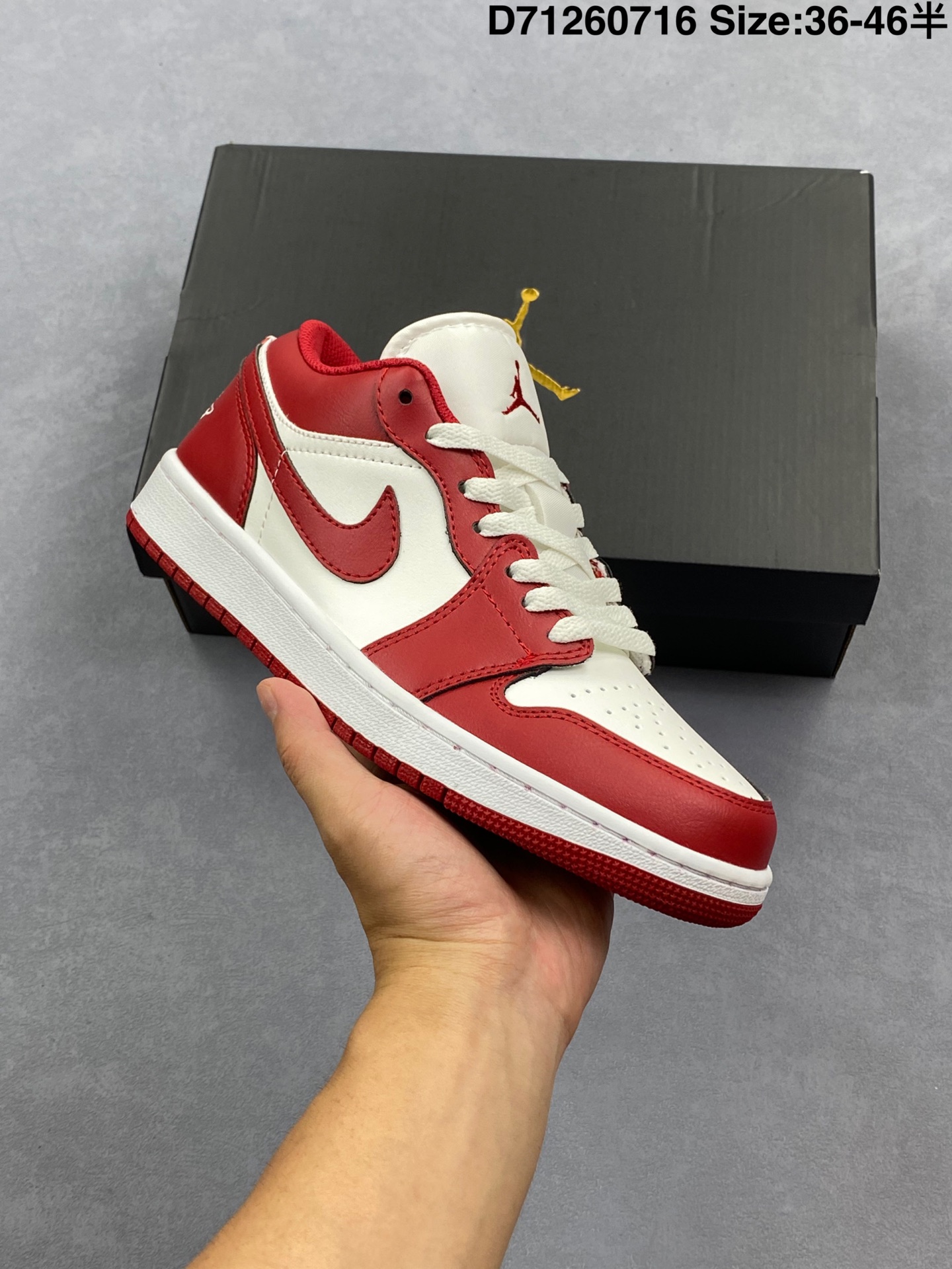 耐克 乔丹Air Jordan 1 Low AJ1 乔1 乔丹1代aj1 低帮复古文化休闲运动篮球鞋 从1985 年面世的元年款汲取设计灵感,采用简洁大方的经典外观,熟悉中带一抹新颖.此款运动鞋采用经典设计,可与不同风格轻松搭配,助你彰显出众风采. 鞋底加入内嵌式 Air 缓震技术,营造轻盈缓震体验 天然皮革与合成材质组合鞋面经久耐穿,彰显优质风范 硬质橡胶外底,提供可驾驭多种地面的强劲抓地力. 货号:553558-481 编码:D71260716