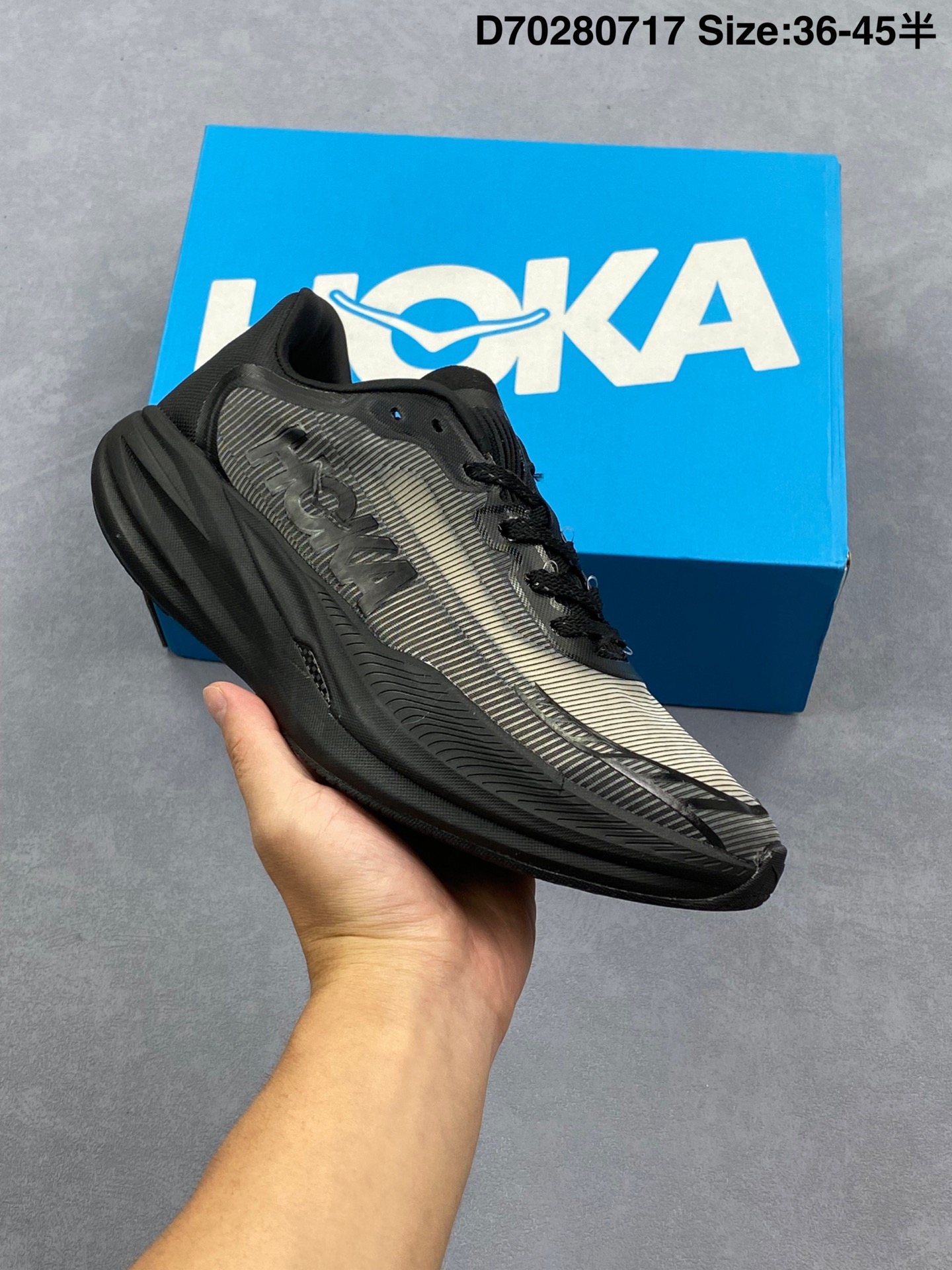 合集💰290 【新品🔥纯原】HOKAONEONE男女春季竞速跑步鞋CIELOX12.0马拉松专业跑步鞋HOKA运动跑鞋Cielo X1 2.0定位马拉松破3选手。上下两层双密度PEBA泡棉，41-48mm，翼型碳板，205g。这双Cielo X1 2.0，鞋底还是大弧度的曲线设计，前掌滚动力线更靠前，比上一代更加激进。静止站立状态，中底触地点非常靠后。上翘的前掌和后跟，也让中底离地高度有了玄机。Cielo X1 2.0的鞋面不再是一代的编织，变为贾卡鞋面和3D打印支撑条。42.5码/US 9重量约为205g，比上一代大幅降低了32g。中底PEBA泡棉属于目前竞速鞋里最软弹的一档。 货号：1162053/FLV 编码：D70280717 Size:36～45半