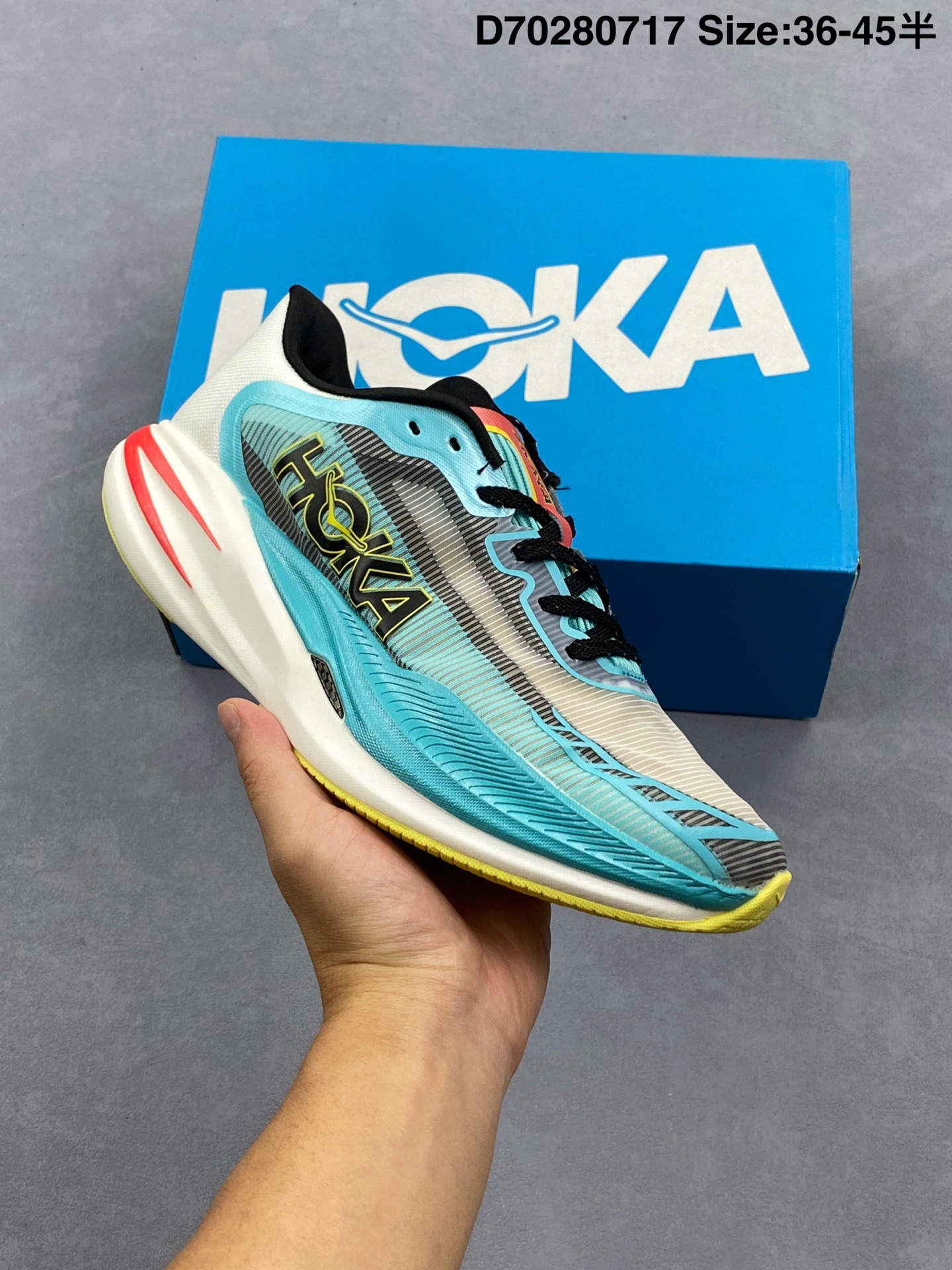合集💰290 【新品🔥纯原】HOKAONEONE男女春季竞速跑步鞋CIELOX12.0马拉松专业跑步鞋HOKA运动跑鞋Cielo X1 2.0定位马拉松破3选手。上下两层双密度PEBA泡棉，41-48mm，翼型碳板，205g。这双Cielo X1 2.0，鞋底还是大弧度的曲线设计，前掌滚动力线更靠前，比上一代更加激进。静止站立状态，中底触地点非常靠后。上翘的前掌和后跟，也让中底离地高度有了玄机。Cielo X1 2.0的鞋面不再是一代的编织，变为贾卡鞋面和3D打印支撑条。42.5码/US 9重量约为205g，比上一代大幅降低了32g。中底PEBA泡棉属于目前竞速鞋里最软弹的一档。 货号：1162053/FLV 编码：D70280717 Size:36～45半