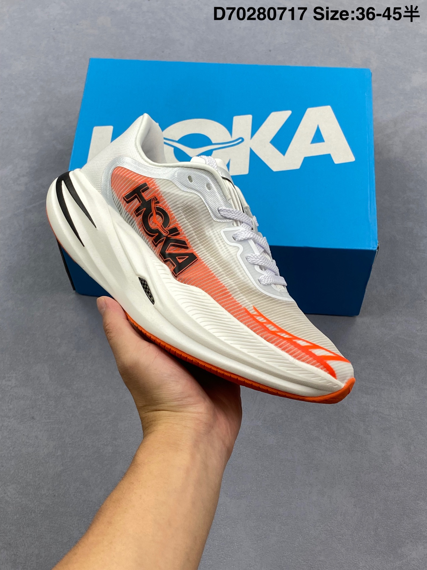 合集💰290 【新品🔥纯原】HOKAONEONE男女春季竞速跑步鞋CIELOX12.0马拉松专业跑步鞋HOKA运动跑鞋Cielo X1 2.0定位马拉松破3选手。上下两层双密度PEBA泡棉，41-48mm，翼型碳板，205g。这双Cielo X1 2.0，鞋底还是大弧度的曲线设计，前掌滚动力线更靠前，比上一代更加激进。静止站立状态，中底触地点非常靠后。上翘的前掌和后跟，也让中底离地高度有了玄机。Cielo X1 2.0的鞋面不再是一代的编织，变为贾卡鞋面和3D打印支撑条。42.5码/US 9重量约为205g，比上一代大幅降低了32g。中底PEBA泡棉属于目前竞速鞋里最软弹的一档。 货号：1162053/FLV 编码：D70280717 Size:36～45半