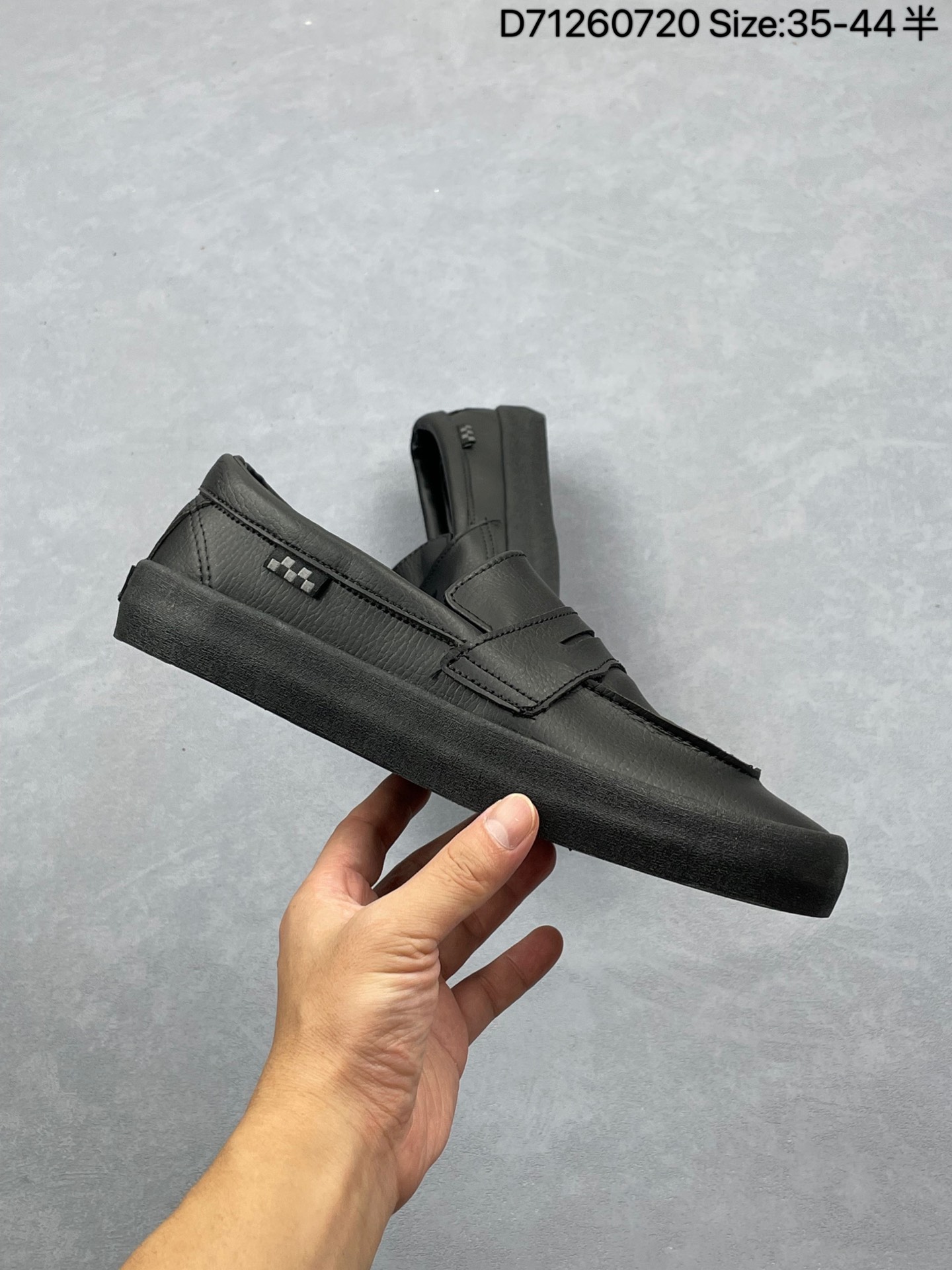 💰130
匡威Converse One Star Tropical Feet 一星翻毛皮 经典黑紫低帮板鞋 鞋面采用翻毛皮材质 自然优雅 内里花纹独具特色 搭配标志性的One Star Logo一星经典立体标凸显现代感风格 融入SKATE元素 源于街头设计灵感 舒适的穿着体验 让你尽享运动中的乐趣
尺码:35 36 36.5 37 37.5 38 39 39.5 40 41 41.5 42 42.5 43 44
货号:166847C #D71260720