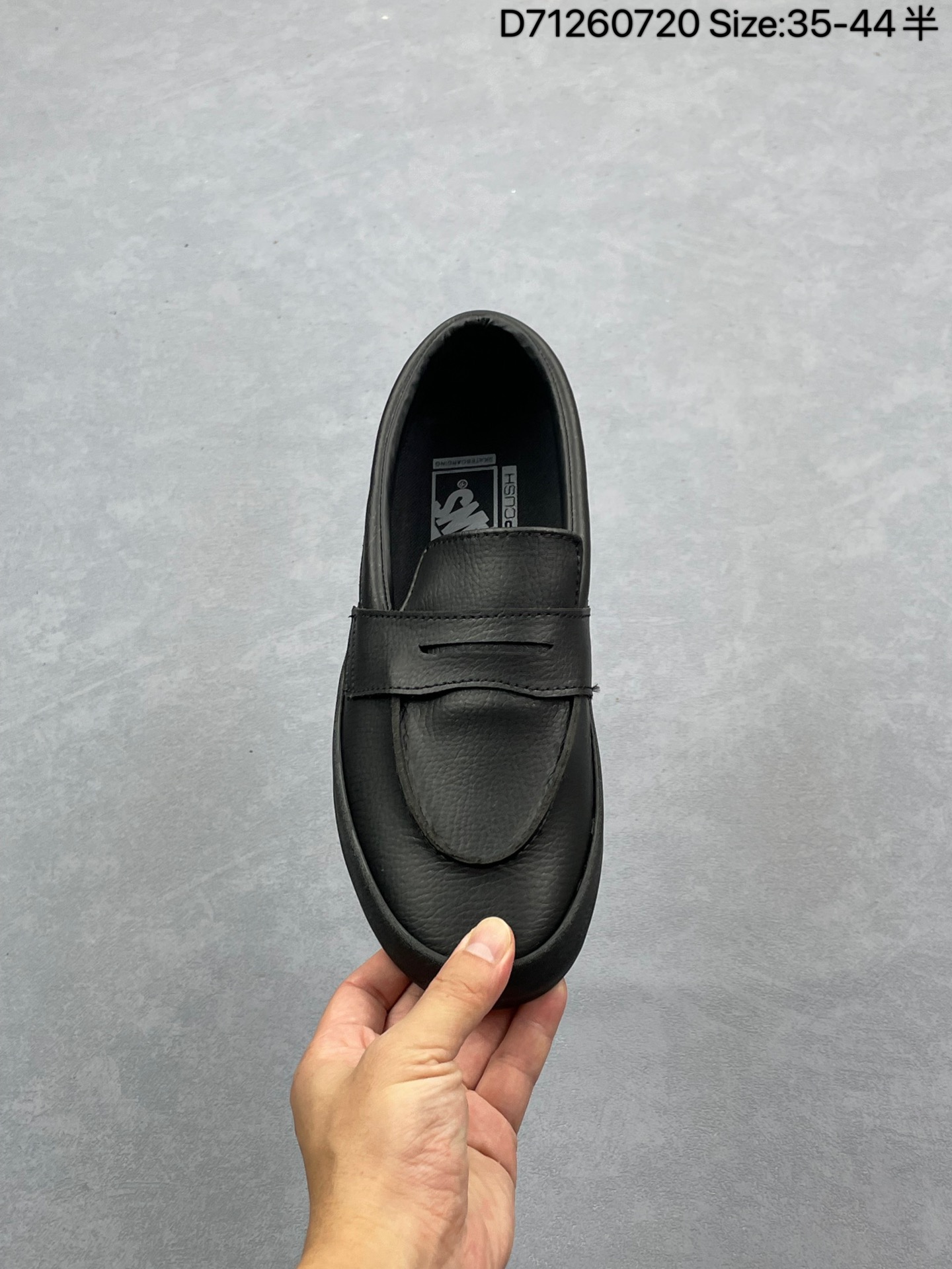 💰130
匡威Converse One Star Tropical Feet 一星翻毛皮 经典黑紫低帮板鞋 鞋面采用翻毛皮材质 自然优雅 内里花纹独具特色 搭配标志性的One Star Logo一星经典立体标凸显现代感风格 融入SKATE元素 源于街头设计灵感 舒适的穿着体验 让你尽享运动中的乐趣
尺码:35 36 36.5 37 37.5 38 39 39.5 40 41 41.5 42 42.5 43 44
货号:166847C #D71260720