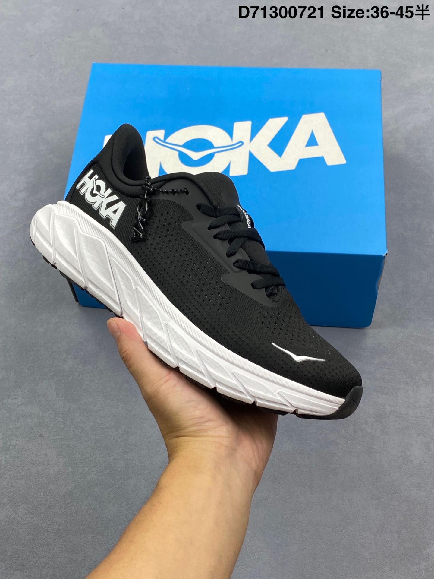 公司级 HOKA ONE ONE Arahi 7 阿瑞海7代 低帮 纯黑色 舒适百搭防滑耐磨低帮休闲跑步鞋 始终致力于为所有跑者提供更新、更好的跑步装备.相比常规跑鞋,HOKA ONE ONE特别研发使用性能独特的几何形跑鞋中底,此种鞋底更厚、更高、回弹性也更好,除了卓越的缓冲性能,还能为各种阶段的跑者带来更具动感、更加稳定的跑步体验.HOKA One Oneb从设计之初就清楚意识到,要保证跑者步幅的均匀一致,双脚自然而然的运动至关重要.鞋采用Vibram橡胶大底,在湿滑和不平的地面上也能有出色表现,提供可靠的抓地力.轻量无缝鞋面搭配升级后的透气网纱,贴合足部,脚感柔软舒服,同时具有良好的透气性. 男货号:1147850-BBLC 女货号:1147890-BBLC 半 编码D71300721