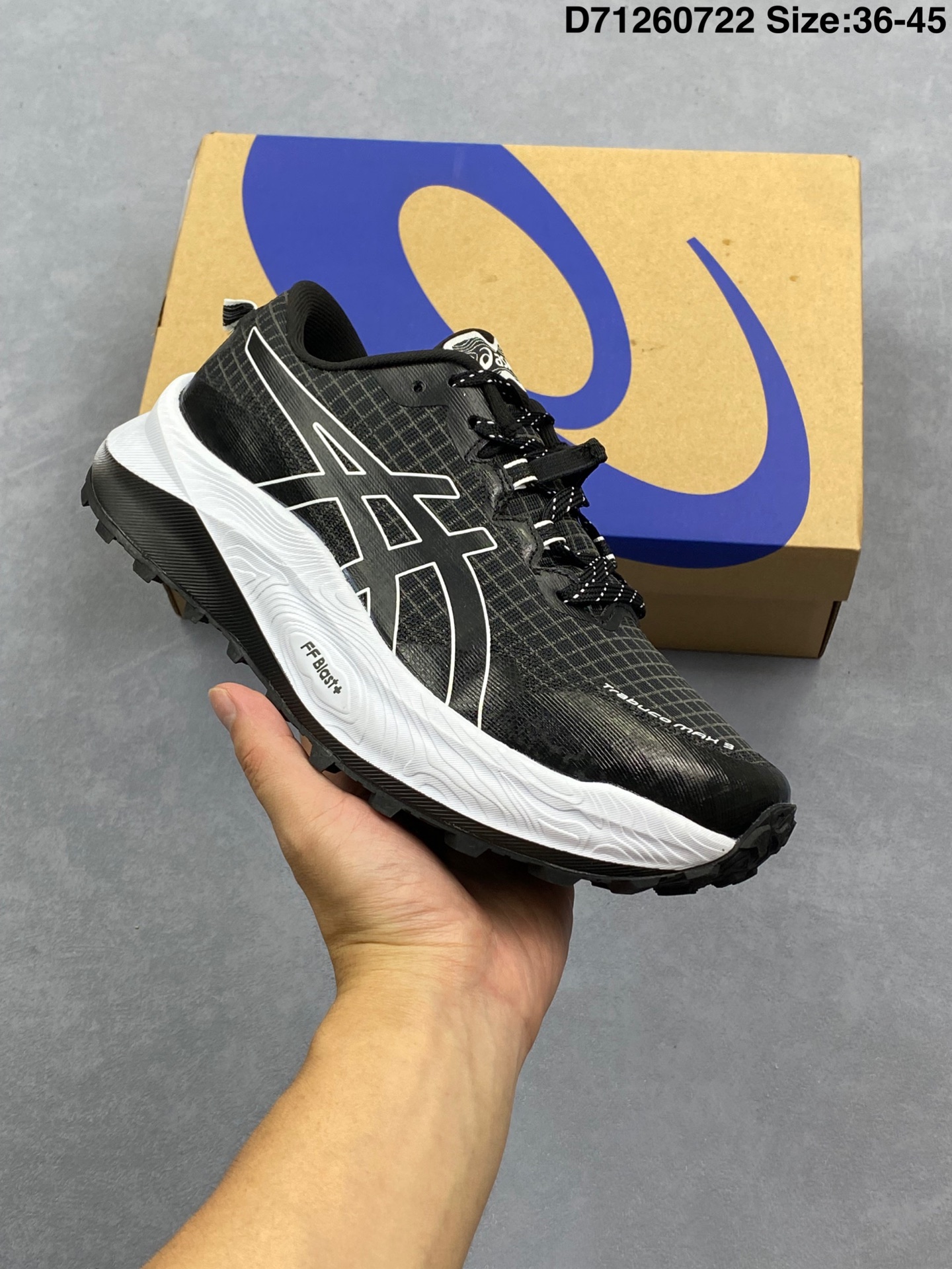 ASICS GEL-TRABUCO MAX 3 亚瑟士 网面透气 耐磨 越野跑步鞋 这双鞋的外观设计超级吸引人 简约大气 色彩搭配也很时尚 ASICS亚瑟士的独家GEL缓震科技 在跑步过程中感受到前所未有的舒适感 脚底仿佛踩在云端一般轻盈 这双鞋的抓地力也非常出色 无论是湿滑的泥泞小路还是崎岖的山路 它都能牢牢地抓住地面 货号:1011B800-020 D71260722