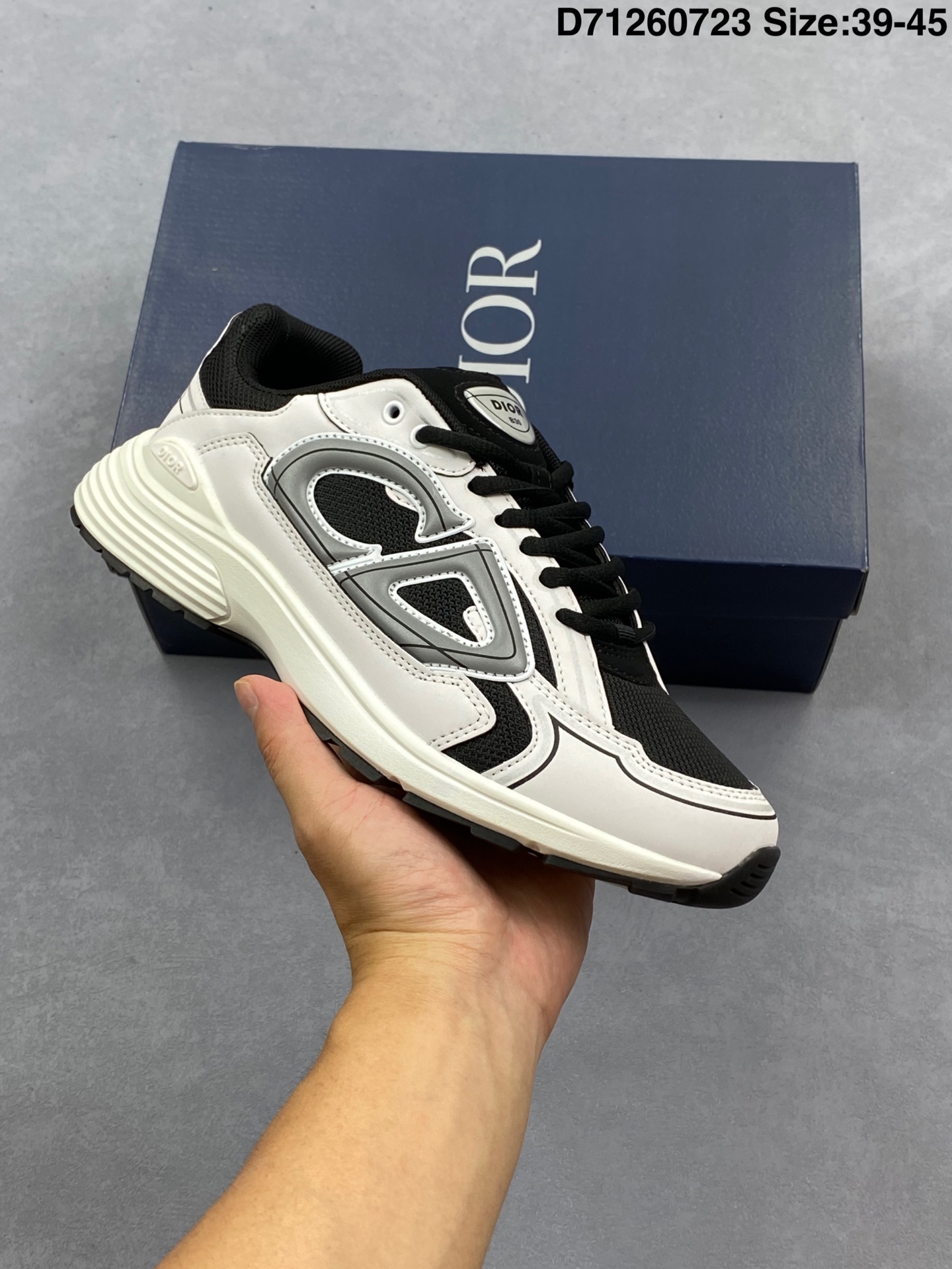 💰130
✅Dior B30 迪奥网眼织物低帮运动休闲鞋 该款系列采用黑网色眼织物白和色科技料面精心制 作饰以反光“CD30”图形标志 外格轻盈的刻雕效果橡胶鞋搭底配标志性点的缀提升格调 内弹部力细节塑造想理的舒适穿着体验可与各休式闲造型配搭 彰显尚时现代的运风动范
货号:3SN279ZRF H900
尺码:如图
D71260723