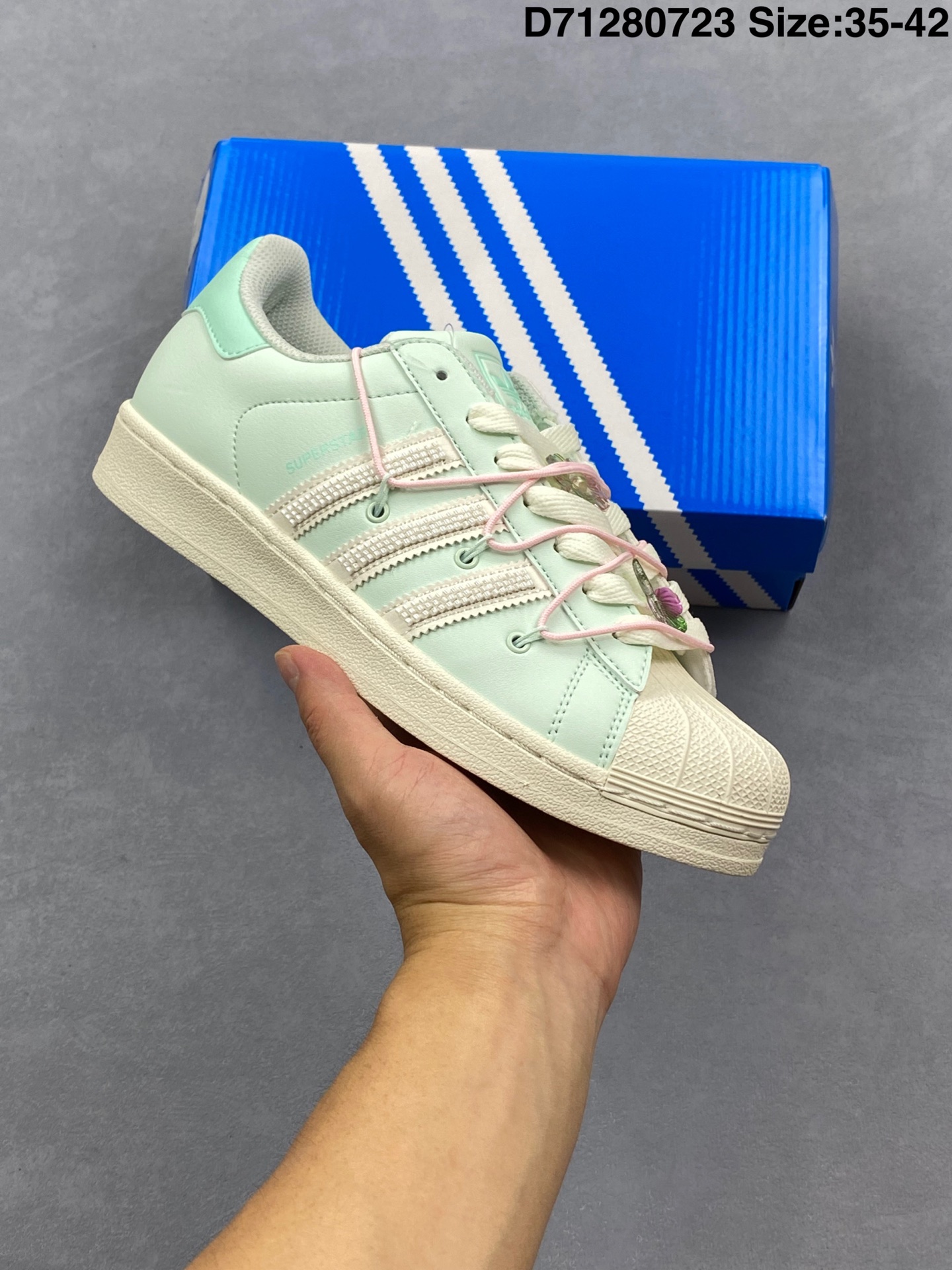 阿迪达斯AD Originals Superstar 经典贝壳头休闲板鞋 纯白 B27136 纯原鞋楦 立体LOGO 国内最高工艺 原装超软一体蓝底 头层抗裂牛皮 原厂数据密度鞋带 鞋舌3D高频版 编码:D71280723 货号:JR1333
