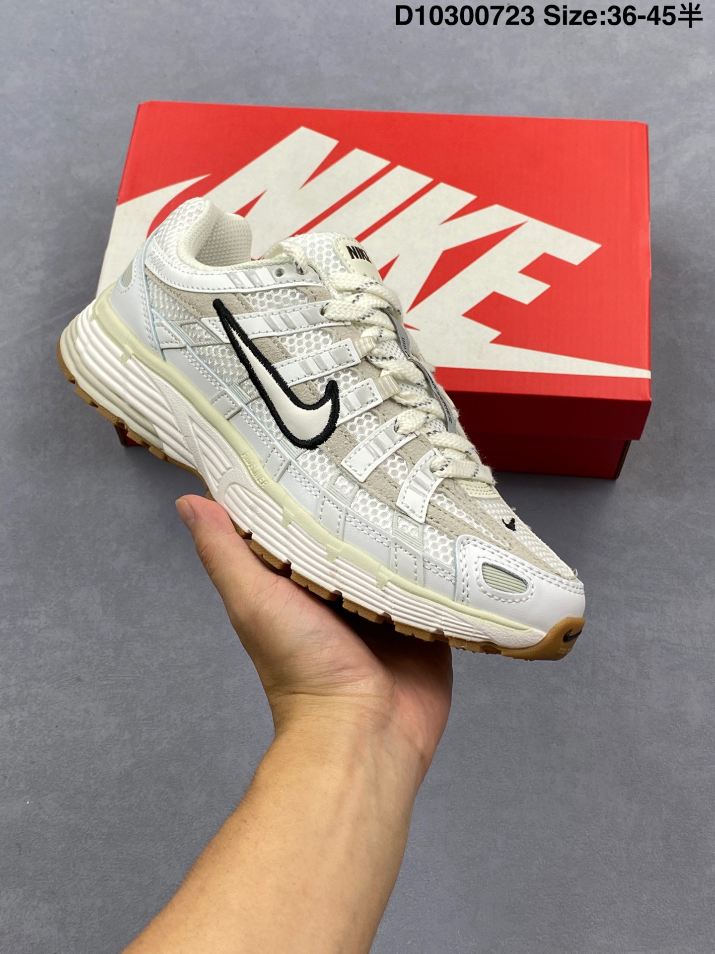 Nike P-6000 Premium 耐克 低帮 白色 男女同款 轻便舒适透气防滑缓震耐磨跑步鞋,P6000是一款植根于2000年代风格的混合款式,让人想起去年再次流行的Zoom Vomero 5.采用透气网眼布搭配皮革和合成材质覆面,再现21世纪早期鞋款外观.活力配色打造时尚外观和运动美学,结合泡棉缓震配置,缔造非凡舒适的日常穿着体验.皮革、织物与合成材质组合鞋面,打造舒适支撑效果.沿袭Nike Pegasusx 25和 Nike Pegasusb 2006的复古设计风格,泡棉中底,轻盈缓震,缓震鞋垫,带来舒适的足底体验,橡胶外底,铸就非凡抓地力. 货号:HF4898-121 编码D10300723