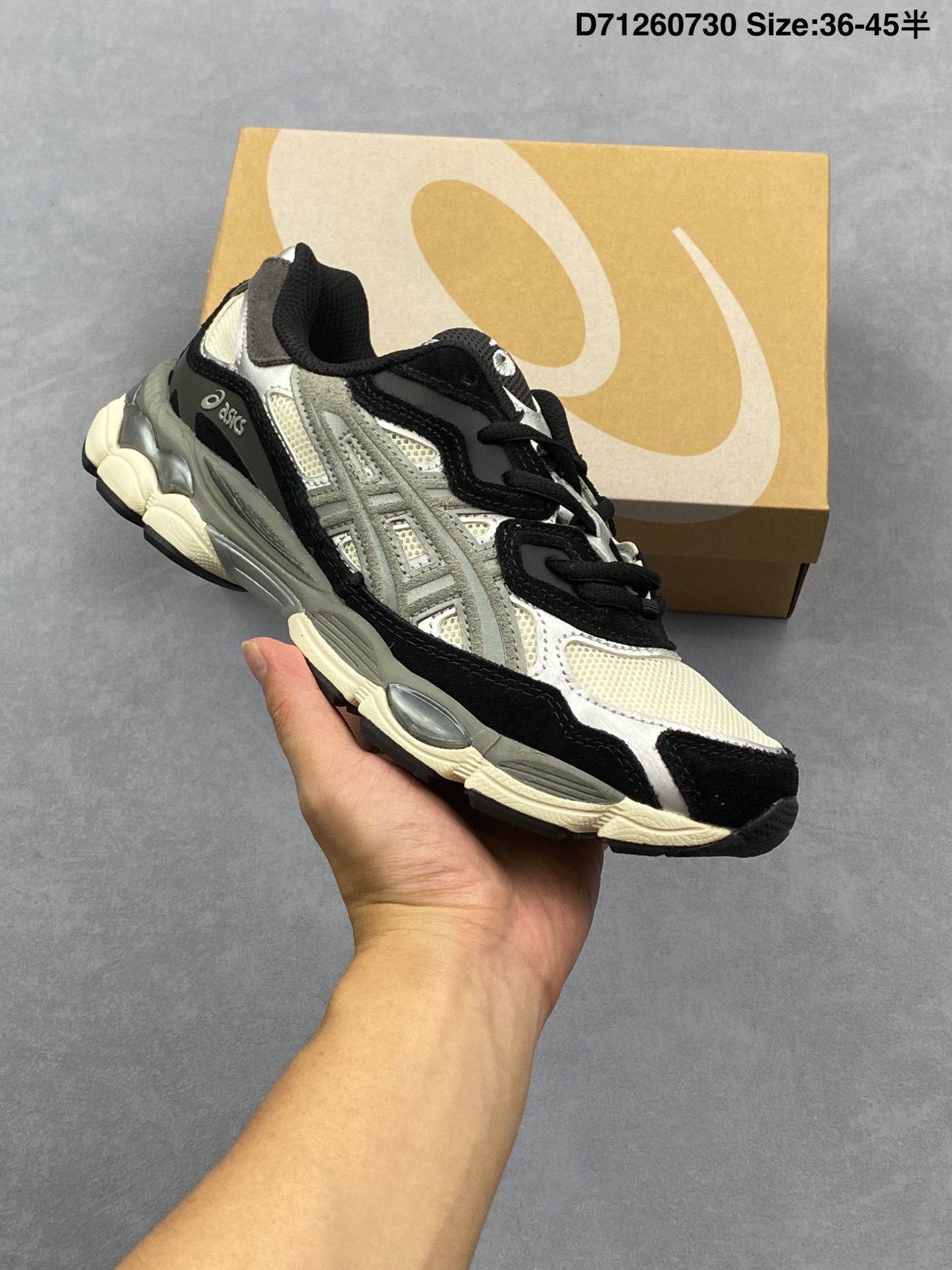 💰130
AsicsGel-NYC复古单品 亚瑟士ASICSTIGER秋季新款休闲鞋 厚底街头运动休闲鞋
ASICS亚瑟士推出全新GEL-NYC，彰显纽约都市活力
这次的新系列融入了多个版本GEL的经典设计风格，广受好评。其设计灵感来源于GEL-NIMBUS 3,GEL-MC PLUS V 和 GEL-CUMULUS 16 这些往日经典鞋款。GEL-NYC使用GEL-CUMULUS 16鞋款的鞋楦设计,展现了独特的现代化美学。鞋底采用了轻质发泡材料,并在后跟和前掌处采用了ASICS亚瑟士核心科技——GEL缓震胶,赋予鞋款强大的缓冲性能,提供了更柔软舒适的穿着体验。而在原有设计的启发之上,此次鞋款采用更贴合当今潮流趋势的材料和创新技术,展现出纽约充满活力的都市精神。

货号：1201A789-103
尺码：36-45含半
编码：D71260730