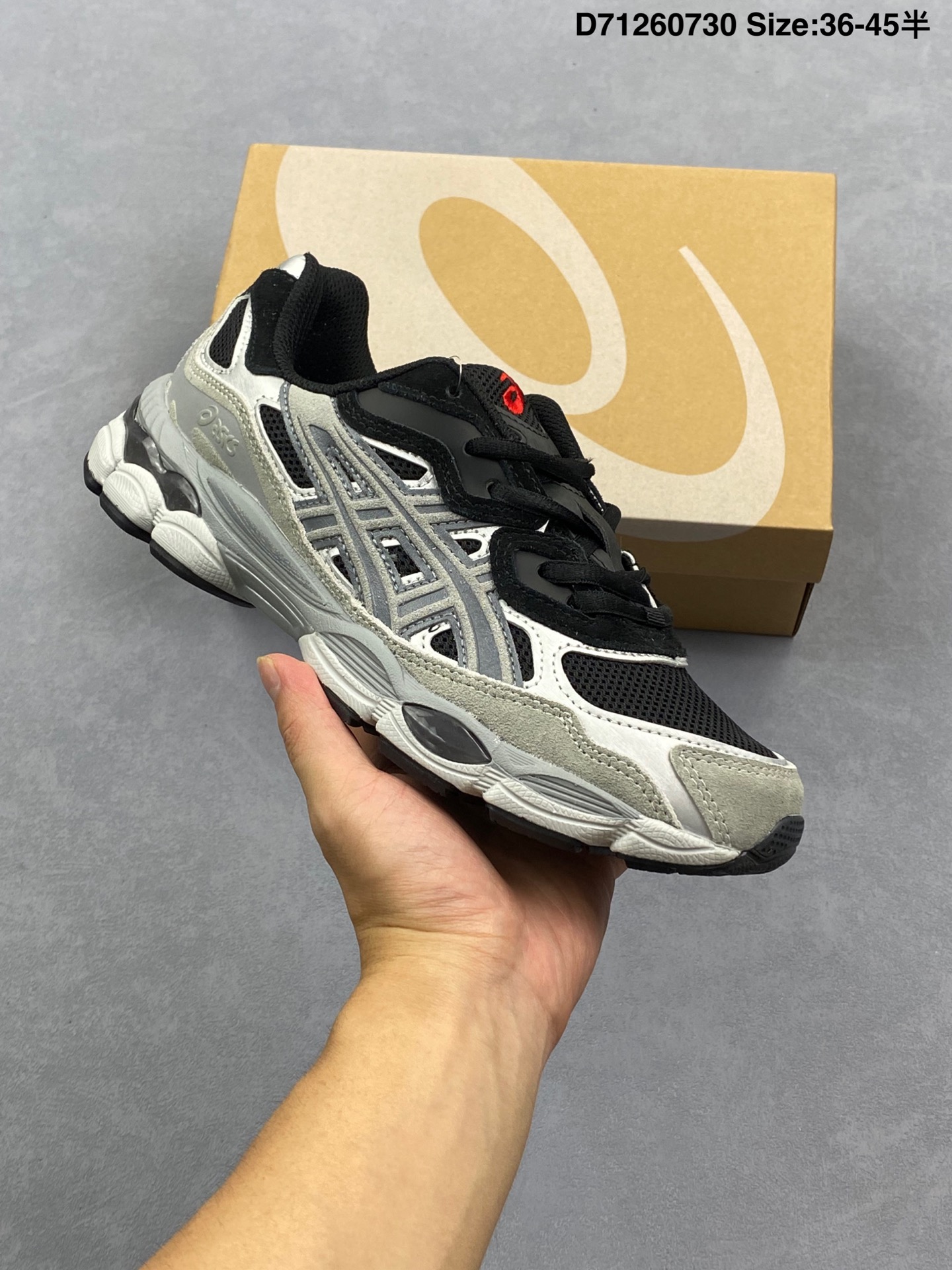 合集💰130
AsicsGel-NYC复古单品 亚瑟士ASICSTIGER秋季新款休闲鞋 厚底街头运动休闲鞋
ASICS亚瑟士推出全新GEL-NYC,彰显纽约都市活力
这次的新系列融入了多个版本GEL的经典设计风格,广受好评。其设计灵感来源于GEL-NIMBUS 3,GEL-MC PLUS V 和 GEL-CUMULUS 16 这些往日经典鞋款。GEL-NYC使用GEL-CUMULUS 16鞋款的鞋楦设计,展现了独特的现代化美学。鞋底采用了轻质发泡材料,并在后跟和前掌处采用了ASICS亚瑟士核心科技——GEL缓震胶,赋予鞋款强大的缓冲性能,提供了更柔软舒适的穿着体验。而在原有设计的启发之上,此次鞋款采用更贴合当今潮流趋势的材料和创新技术,展现出纽约充满活力的都市精神。
货号:1201A789-103
尺码:36-45含半
编码:D71260730