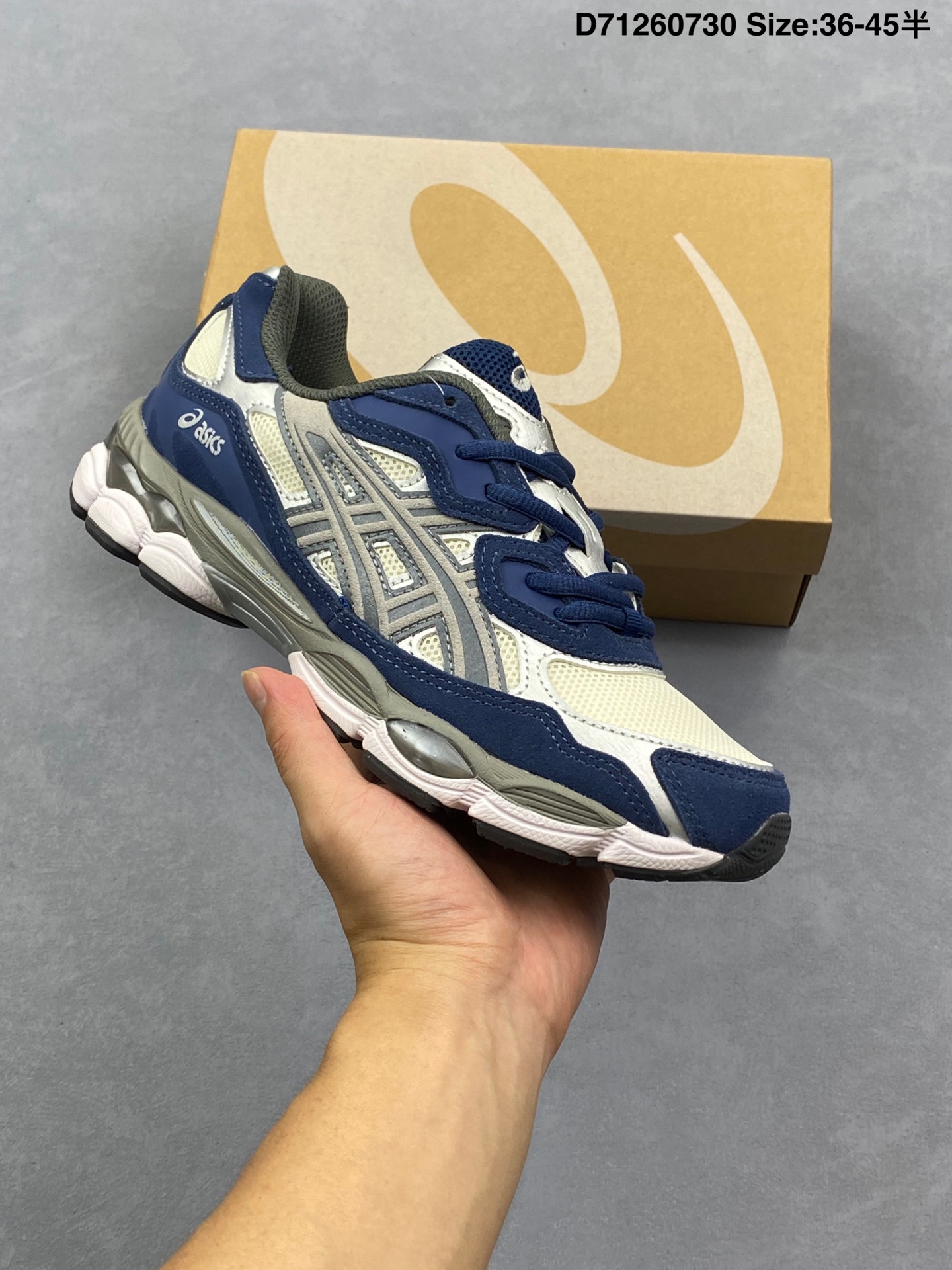 合集💰130
AsicsGel-NYC复古单品 亚瑟士ASICSTIGER秋季新款休闲鞋 厚底街头运动休闲鞋
ASICS亚瑟士推出全新GEL-NYC,彰显纽约都市活力
这次的新系列融入了多个版本GEL的经典设计风格,广受好评。其设计灵感来源于GEL-NIMBUS 3,GEL-MC PLUS V 和 GEL-CUMULUS 16 这些往日经典鞋款。GEL-NYC使用GEL-CUMULUS 16鞋款的鞋楦设计,展现了独特的现代化美学。鞋底采用了轻质发泡材料,并在后跟和前掌处采用了ASICS亚瑟士核心科技——GEL缓震胶,赋予鞋款强大的缓冲性能,提供了更柔软舒适的穿着体验。而在原有设计的启发之上,此次鞋款采用更贴合当今潮流趋势的材料和创新技术,展现出纽约充满活力的都市精神。
货号:1201A789-103
尺码:36-45含半
编码:D71260730