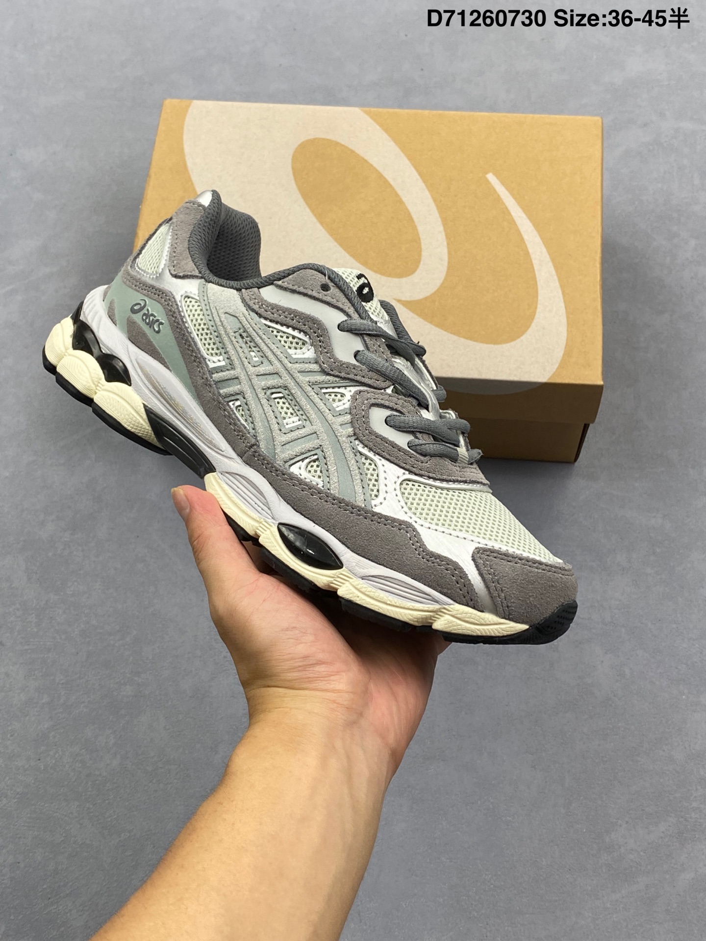 合集💰130
AsicsGel-NYC复古单品 亚瑟士ASICSTIGER秋季新款休闲鞋 厚底街头运动休闲鞋
ASICS亚瑟士推出全新GEL-NYC,彰显纽约都市活力
这次的新系列融入了多个版本GEL的经典设计风格,广受好评。其设计灵感来源于GEL-NIMBUS 3,GEL-MC PLUS V 和 GEL-CUMULUS 16 这些往日经典鞋款。GEL-NYC使用GEL-CUMULUS 16鞋款的鞋楦设计,展现了独特的现代化美学。鞋底采用了轻质发泡材料,并在后跟和前掌处采用了ASICS亚瑟士核心科技——GEL缓震胶,赋予鞋款强大的缓冲性能,提供了更柔软舒适的穿着体验。而在原有设计的启发之上,此次鞋款采用更贴合当今潮流趋势的材料和创新技术,展现出纽约充满活力的都市精神。
货号:1201A789-103
尺码:36-45含半
编码:D71260730