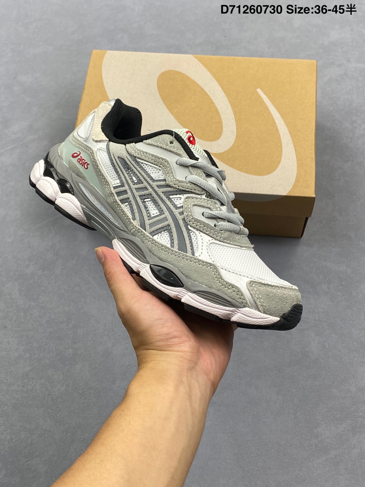 合集💰130
AsicsGel-NYC复古单品 亚瑟士ASICSTIGER秋季新款休闲鞋 厚底街头运动休闲鞋
ASICS亚瑟士推出全新GEL-NYC,彰显纽约都市活力
这次的新系列融入了多个版本GEL的经典设计风格,广受好评。其设计灵感来源于GEL-NIMBUS 3,GEL-MC PLUS V 和 GEL-CUMULUS 16 这些往日经典鞋款。GEL-NYC使用GEL-CUMULUS 16鞋款的鞋楦设计,展现了独特的现代化美学。鞋底采用了轻质发泡材料,并在后跟和前掌处采用了ASICS亚瑟士核心科技——GEL缓震胶,赋予鞋款强大的缓冲性能,提供了更柔软舒适的穿着体验。而在原有设计的启发之上,此次鞋款采用更贴合当今潮流趋势的材料和创新技术,展现出纽约充满活力的都市精神。
货号:1201A789-103
尺码:36-45含半
编码:D71260730