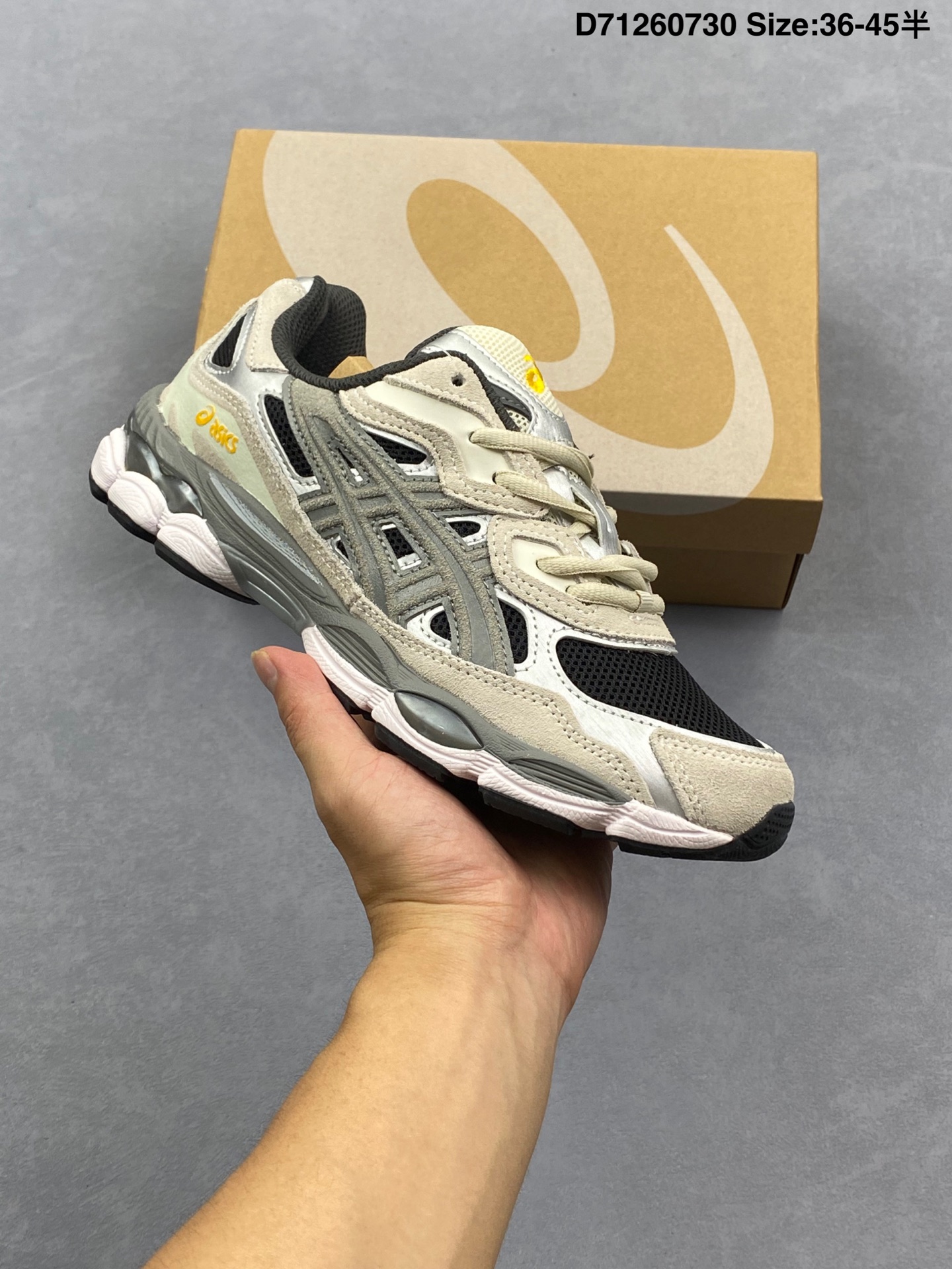 合集💰130
AsicsGel-NYC复古单品 亚瑟士ASICSTIGER秋季新款休闲鞋 厚底街头运动休闲鞋
ASICS亚瑟士推出全新GEL-NYC,彰显纽约都市活力
这次的新系列融入了多个版本GEL的经典设计风格,广受好评。其设计灵感来源于GEL-NIMBUS 3,GEL-MC PLUS V 和 GEL-CUMULUS 16 这些往日经典鞋款。GEL-NYC使用GEL-CUMULUS 16鞋款的鞋楦设计,展现了独特的现代化美学。鞋底采用了轻质发泡材料,并在后跟和前掌处采用了ASICS亚瑟士核心科技——GEL缓震胶,赋予鞋款强大的缓冲性能,提供了更柔软舒适的穿着体验。而在原有设计的启发之上,此次鞋款采用更贴合当今潮流趋势的材料和创新技术,展现出纽约充满活力的都市精神。
货号:1201A789-103
尺码:36-45含半
编码:D71260730