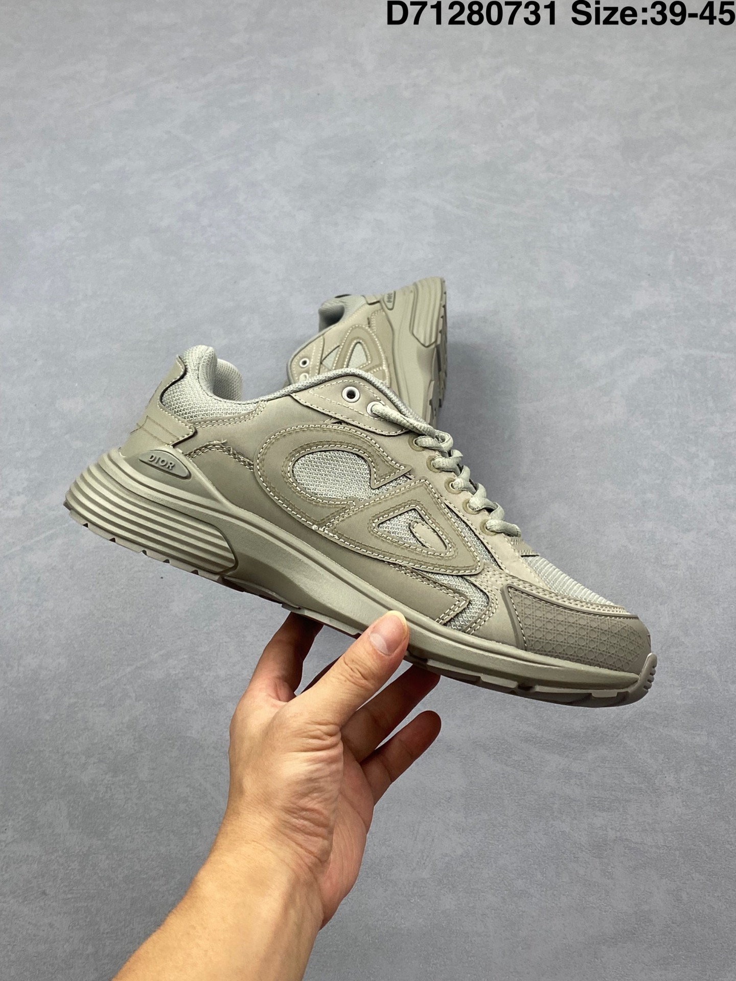 💰140
Dior 迪奥 x 石头岛 Stone Island 联名款B30系列休闲 运动鞋 老爹鞋
原版购入开发 做货 这次精彩的合作堪称一场别开生面的对话,展现了非凡的创意。金•琼斯 (KIM JONES)倾情呈献 DIOR AND STONEISLAND 限定系列,经典罗盘玫瑰与 DIOR 徽标相互融合
外贸热销款 原版开模 海淘专供品质同渠道货源 该款系列采用黑网色眼织物白和色科技料面精心制作,作饰以反光“CD30”图形标志,外格轻盈的刻雕效果橡胶鞋搭底配标志性点的缀提升格调,内弹部力细节塑造想理的舒适穿着体验可与各休式闲造型配搭,彰显尚时现代的运风动范
尺码:39 40 41 42 43 44 45
编码:D71280731