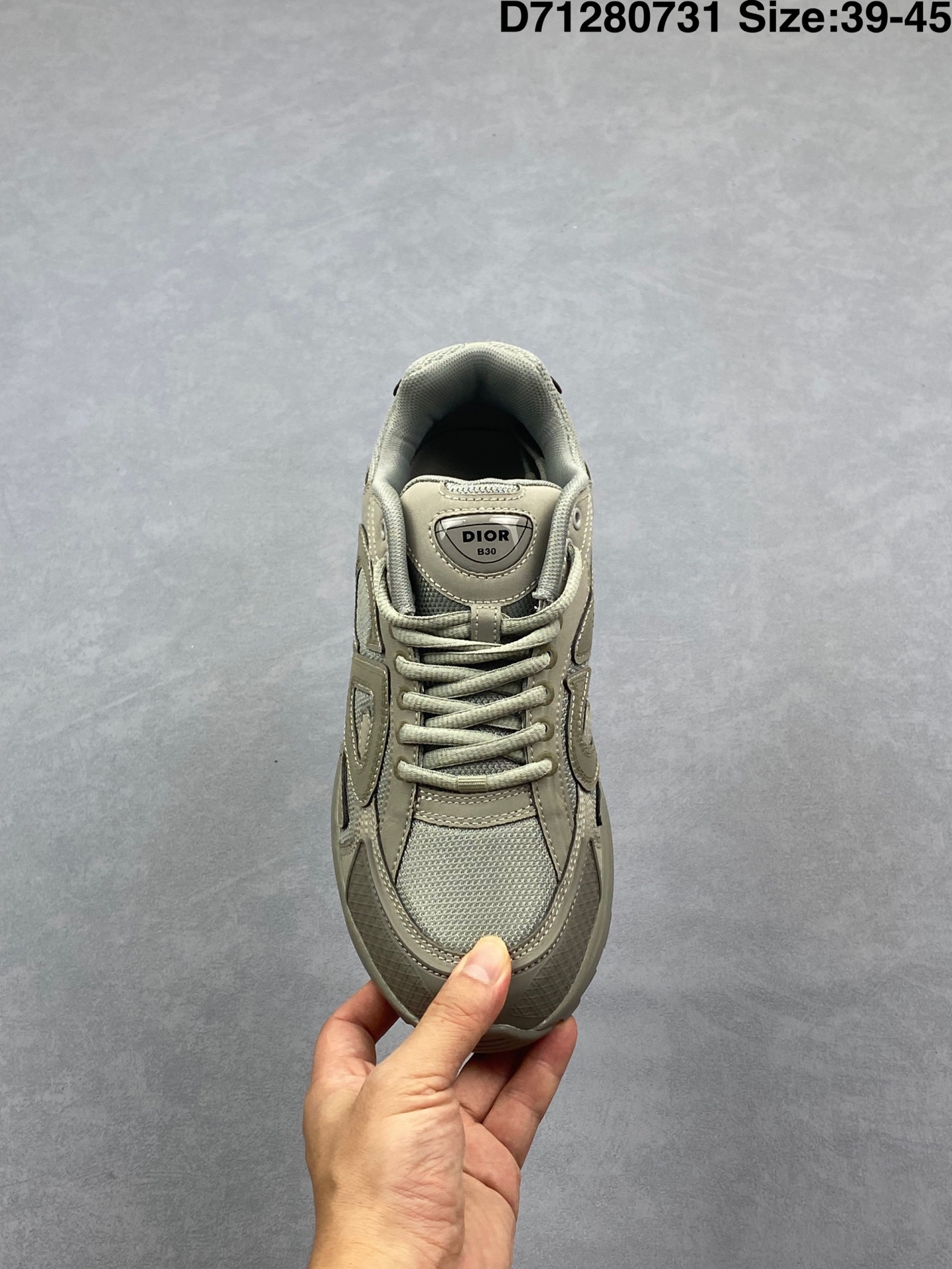 💰140
Dior 迪奥 x 石头岛 Stone Island 联名款B30系列休闲 运动鞋 老爹鞋
原版购入开发 做货 这次精彩的合作堪称一场别开生面的对话,展现了非凡的创意。金•琼斯 (KIM JONES)倾情呈献 DIOR AND STONEISLAND 限定系列,经典罗盘玫瑰与 DIOR 徽标相互融合
外贸热销款 原版开模 海淘专供品质同渠道货源 该款系列采用黑网色眼织物白和色科技料面精心制作,作饰以反光“CD30”图形标志,外格轻盈的刻雕效果橡胶鞋搭底配标志性点的缀提升格调,内弹部力细节塑造想理的舒适穿着体验可与各休式闲造型配搭,彰显尚时现代的运风动范
尺码:39 40 41 42 43 44 45
编码:D71280731