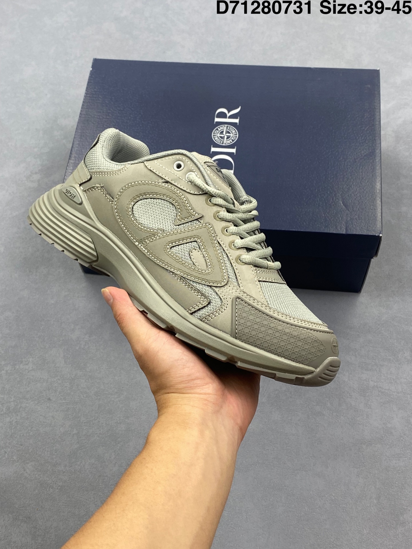 💰140
Dior 迪奥 x 石头岛 Stone Island 联名款B30系列休闲 运动鞋 老爹鞋
原版购入开发 做货 这次精彩的合作堪称一场别开生面的对话,展现了非凡的创意。金•琼斯 (KIM JONES)倾情呈献 DIOR AND STONEISLAND 限定系列,经典罗盘玫瑰与 DIOR 徽标相互融合
外贸热销款 原版开模 海淘专供品质同渠道货源 该款系列采用黑网色眼织物白和色科技料面精心制作,作饰以反光“CD30”图形标志,外格轻盈的刻雕效果橡胶鞋搭底配标志性点的缀提升格调,内弹部力细节塑造想理的舒适穿着体验可与各休式闲造型配搭,彰显尚时现代的运风动范
尺码:39 40 41 42 43 44 45
编码:D71280731