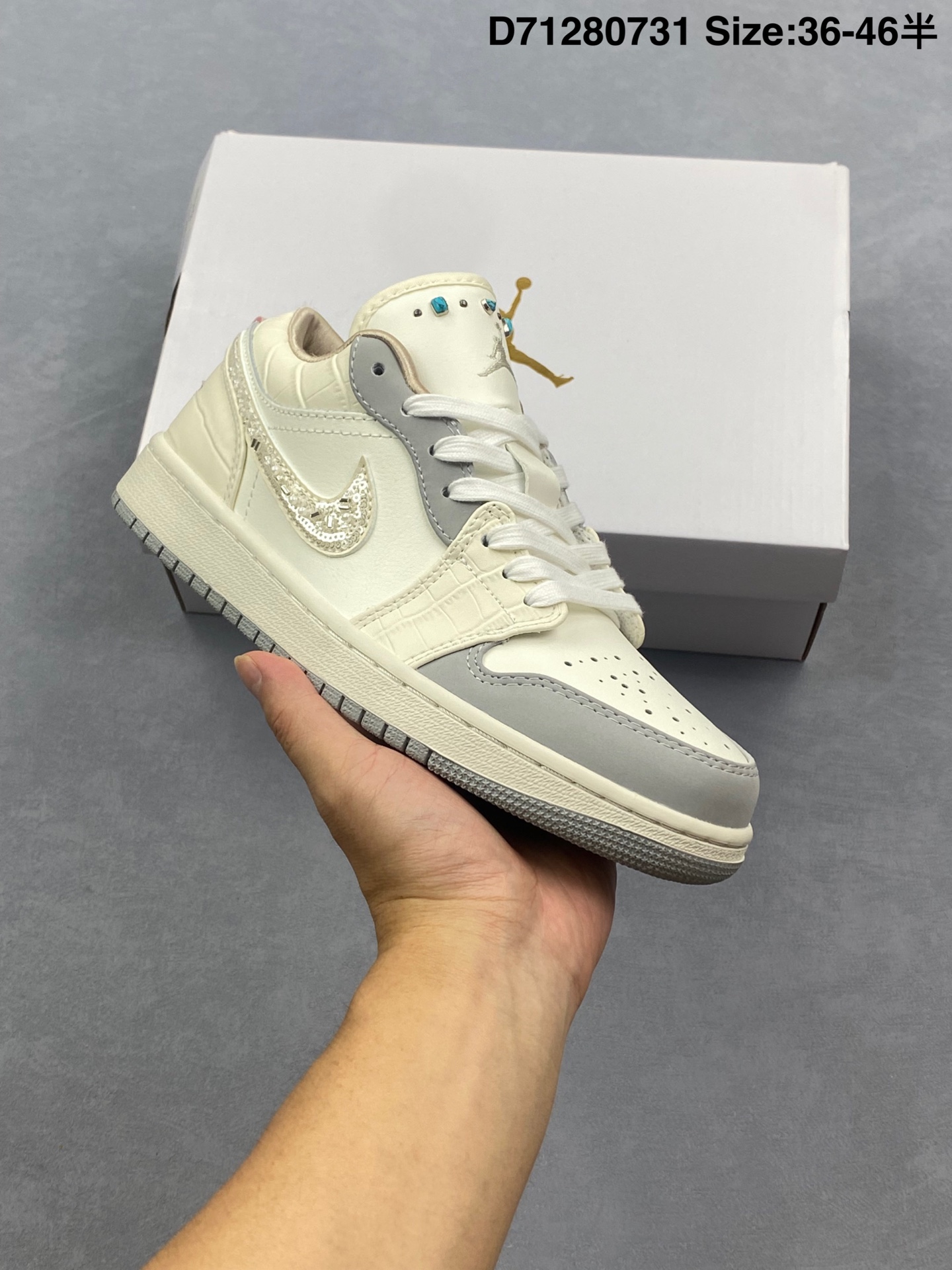 Air Jordan 1 Low "Soft Pearl" WMNS 低帮 浅珍珠白 AJ1 乔丹1代 aj1 乔1 低邦 浅烟灰色 乔丹篮球鞋系列 鞋身整体采用柔和的米白色皮革,搭配淡蓝色覆层,鞋身鳄鱼压纹质感,散发出低调而清新的气息;创新之处在于鞋侧Swoosh Logo标志上缀满了亮片与珍珠,为鞋款增添了奢华感;此外,鞋舌上镶嵌着绿松石般的铆钉,仿佛有些许摇滚的味道,Jumpwman Logo以奶白色刺绣呈现,鞋领内衬与后跟经典的Wings Logos标志则采用了同色调处理,浅粉色的加入使鞋款尽显优雅格调;最后以奶油色的中底搭配浅灰色橡胶外底完善整体设计收尾. 货号:IH7323-100 编码:D71280731 半
