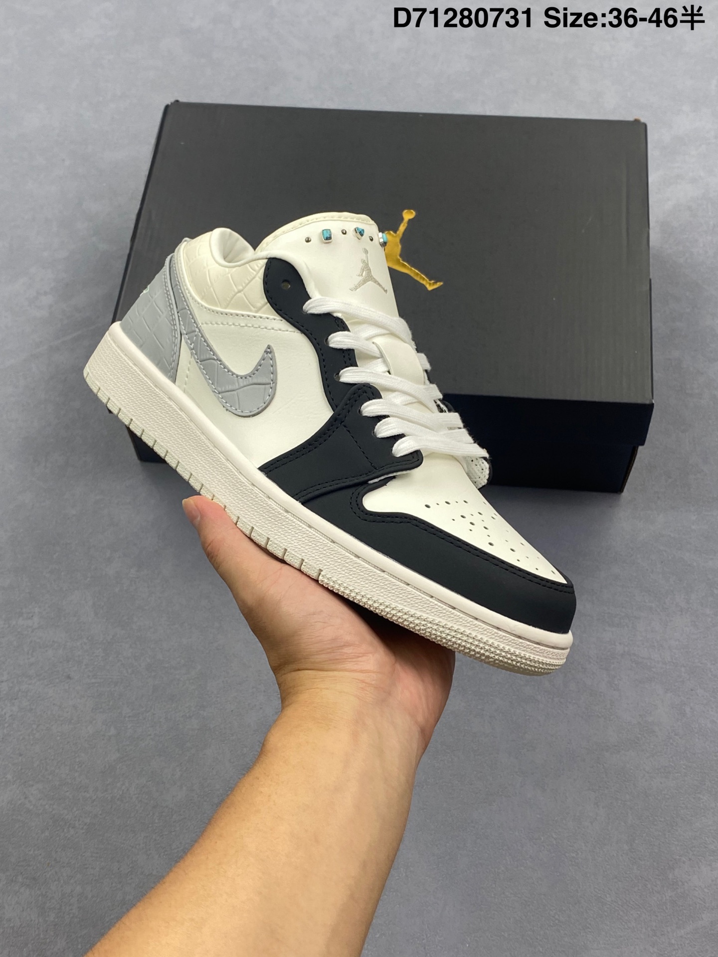 头层带半码 Air Jordan 1 Low "Soft Pearl" 低帮 白灰黑 AJ1 乔丹1代 aj1 乔1 低邦 白灰黑 乔丹篮球鞋系列 鞋身整体采用柔和的米白色皮革打造,搭配黑色覆层,后跟处和鞋口处鳄鱼压纹质感,散发出低调而清新的气息;鞋身两侧Swoosh Logo及后部采用灰色点缀,为鞋款增添了奢华感 鞋子的内衬也换成了柔软的皮革,此外,鞋舌上镶嵌着绿松石般的铆钉,仿佛有些许摇滚的味道,Jumpcman Logo以奶白色刺绣呈现,后跟经典的Wings Logo标志则采用了同色调处理,奶白色的加入使鞋款尽显优雅格调;最后以奶白色的中底搭配同色橡胶外底完善整体设计收尾. 货号:IO2242-101 D71280731 半