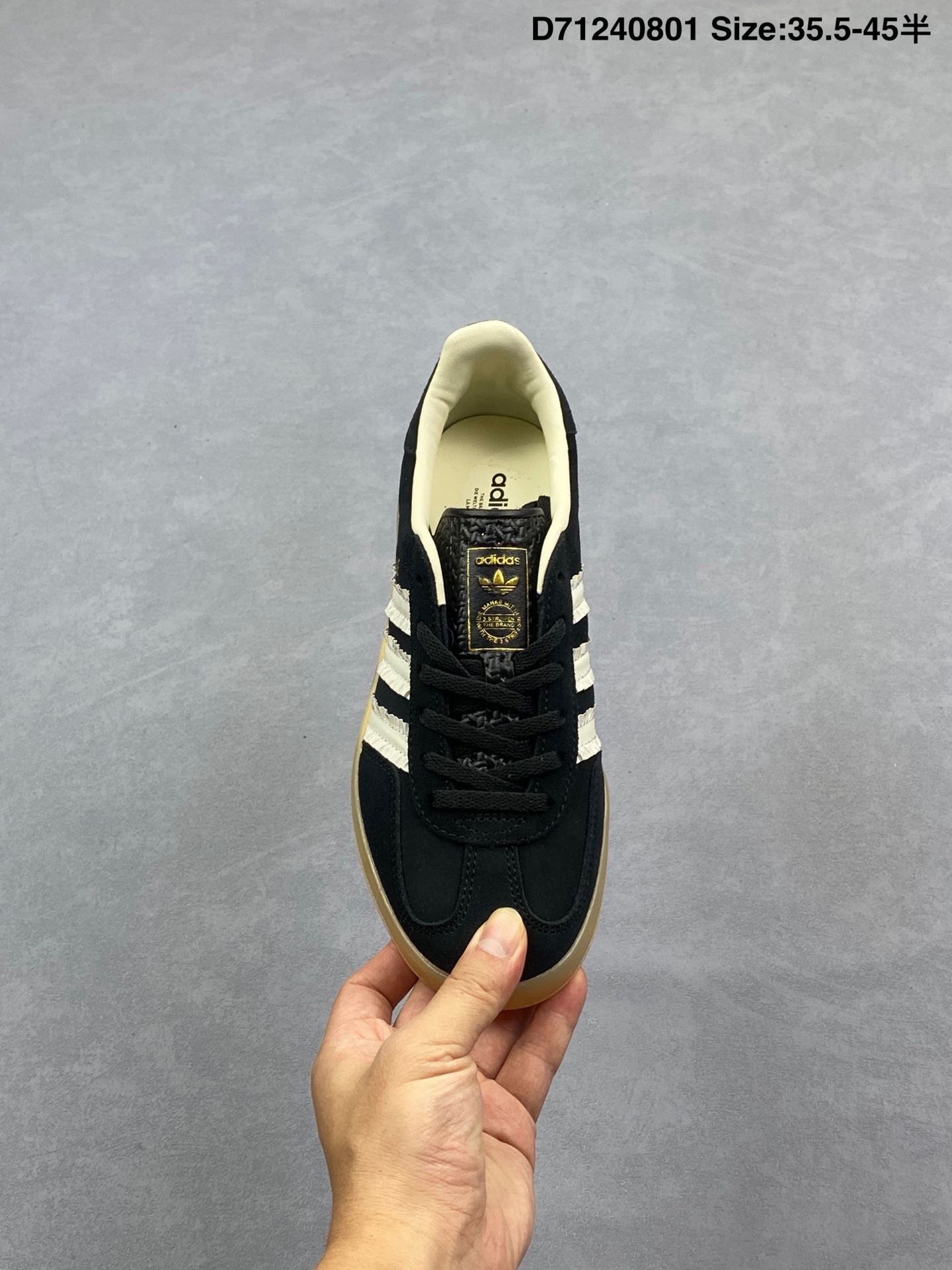 阿迪达斯AD NEO VL COURT CLASSIC男女子休闲运动板鞋 要精通反重力的运动?你需要一双坚韧的运动鞋 这款AD有着滑板风格运动鞋经典外型 配合耐用设计 以结实橡胶大底配上泡胶鞋垫 带来柔软感觉 绒面与三间完美揉合 尽显玩味 货号:ID8796.JS1412 尺码:看图所示 编号:D71240801