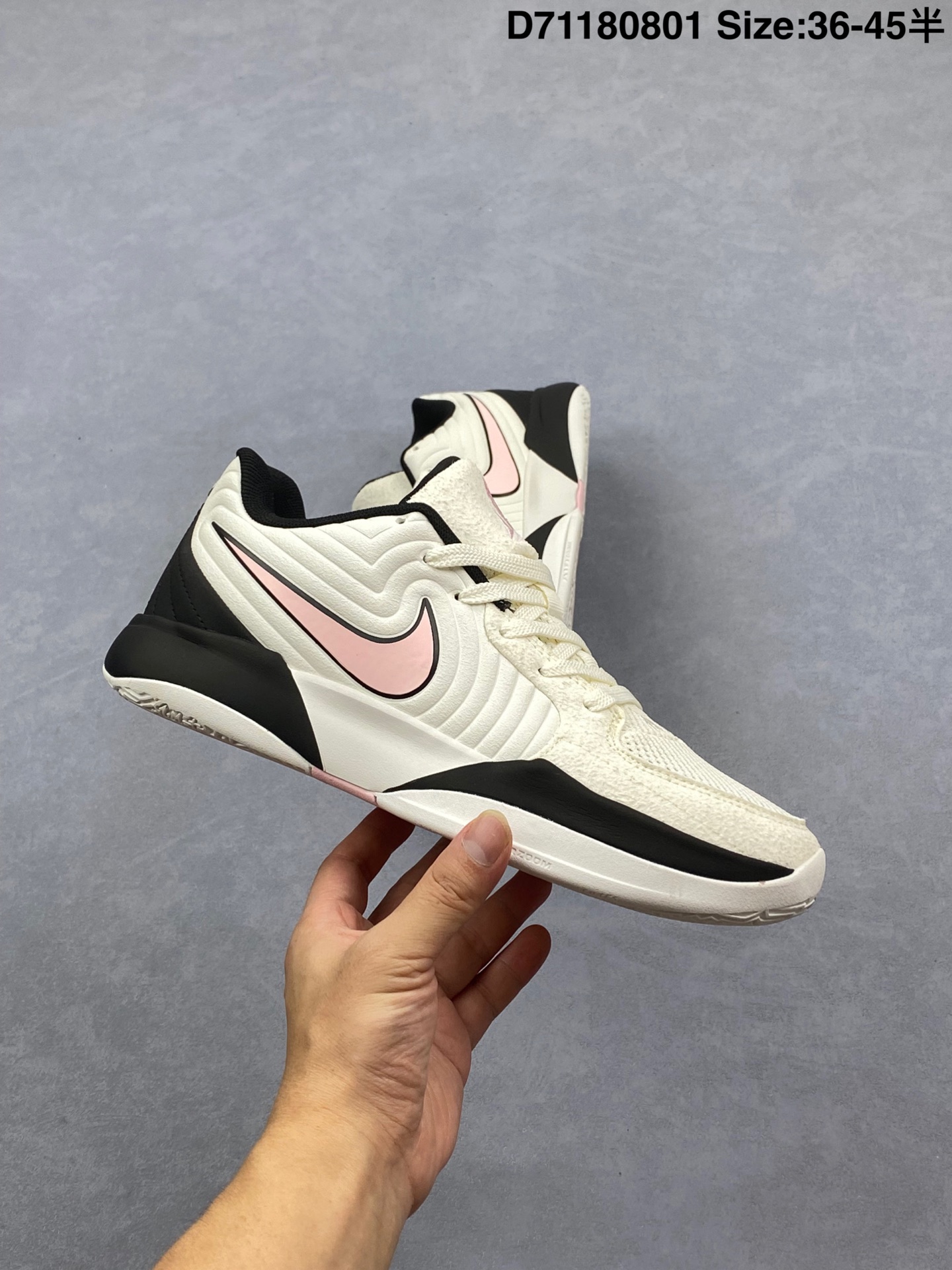 💰90
耐克莫兰特二代JA 2EP 低帮耐磨实战运动耐克篮球鞋FD7327-101耐克NIKE JA 2 EP 舒适百搭 防滑耐磨 低帮#耐克nike #打篮球当然要穿实战鞋 #莫兰特2代新配色 #莫兰特Ja2代 #宝藏篮篮球鞋分享耐克 莫兰特二代(Nike JA2)- 中底:中底采用全掌发泡棉,搭配前掌横向放置的口香糖 Zoom Air气垫。这种配置提供了一定的缓震和回弹性能,但对于大体重且能跑能跳的选手来说,可能会感觉缓震不够。 - 其他:鞋子有后跟港宝,提供一定的后跟支撑;鞋垫为海玻璃鞋垫,能提供一定的舒适性。-整体风格:设计语言与一代相比没有太大变化,但给人感觉较为简约。相比一代,鞋面厚实了不少,大面积皮质的运用让其复古感更浓郁。 - 细节设计:鞋侧的环绕 Swoosh 采用了涟漪纹理,这成为 JA2 最吸睛的特征之一。后跟依旧保留了经典的“12:am”字样,下方线条仿佛贝壳一般,具有一定的辨识度。- 包裹性:鞋楦是耐克正常偏紧一丢丢的感觉,鞋面内外侧中后段材料强度较高,包后段的一致性较强。 - 舒适性:整体舒适性不错,尤其是在弯折时不会卡脚,鞋面强度和舒适性的平衡较好,能适应长时间的运动穿着。 - 抓地力:外底的橡胶纹路类似于龟壳状,硬度和厚度都不错,无论是室内还是外场,抓地力都比较可靠。总的来说,莫兰特二代是一双较为基础的后卫篮球鞋,在设计上有一定特色,科技配置中规中矩,穿着舒适性和抓地力表现较好,适合正常体重段的一二三号位球员以及轻体重的灵活型后卫和锋线球员。
货号: FD7327
尺码: 36~45半
编码: D71180801