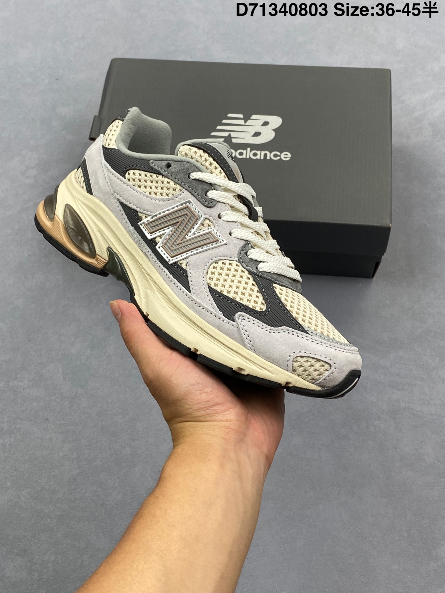 💰170
New Balance M2010系列 新百伦 复古老爹风网布跑步休闲运动鞋
新百伦经典配色 沿袭了面世之初的经典科技 以ENCAP中底配以升级版 N-ERGY缓震物料 鞋面则采用特色的柔软麂皮搭以NewBalance经典的尼龙网布 低调中还原跑鞋本真 更年轻化的设计理念与材质 让新世代青年得以用全新视角体验经典鞋款的传奇魅力
货号:U2010KTC
尺码:36 37 37.5 38 38.5 39.5 40 40.5 41.5 42 42.5 43 44 45
编码:D71340803