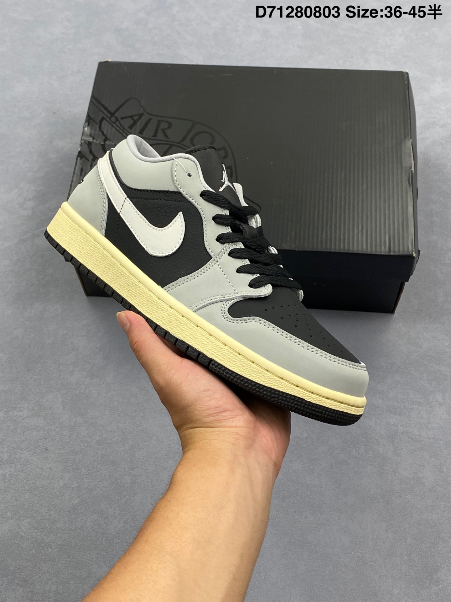 Air Jordan 1 Low "Dong Dan" 低帮 下站东单 AJ1 乔丹1代 aj1 乔1 低邦 乔丹篮球鞋系列 此番Jordan Brand再次推出向中国街球圣地北京东单致敬的款式,以Air Jordan 1 Low SE为基础,鞋身采用柔和而雅致的燕麦色与椰奶白配色,其鞋头和鞋舌部分采用高档翻毛皮材质,彰显奢华质感;鞋身两侧Swoosh Logo标志采用棕褐色,与鞋身相搭配;鞋舌织唛分别以黑色Jumpxman Logo及以金色刺绣呈现" IN ONE'S ELEMENT "(如鱼得水)标语及“中国北京"字样,致敬东单街头赛事深厚的文化根基;不对称后跟设计,一边以黑色经典Wings Logo标志,另一只呈现东单Logos,极具辨识度,同时又彰显身份,鞋垫采用带有斑点的再生材料,并饰有特殊图案;最后,半透明的口香糖外底完成了设计,使这款鞋款既时尚又适合夏季穿着. 货号:HQ2010 012 D71280803 半