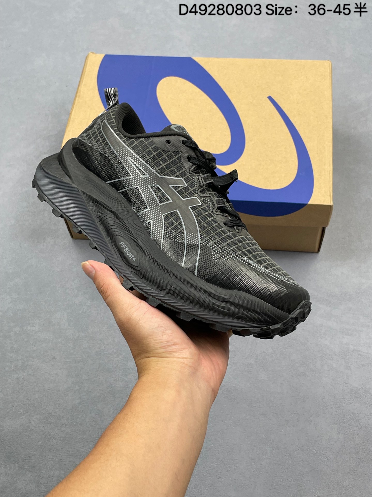 ASICS GEL-TRABUCO MAX 3 亚瑟士 网面透气 耐磨 越野跑步鞋 这双鞋的外观设计超级吸引人 简约大气 色彩搭配也很时尚 ASICS亚瑟士的独家GEL缓震科技 在跑步过程中感受到前所未有的舒适感 脚底仿佛踩在云端一般轻盈 这双鞋的抓地力也非常出色 无论是湿滑的泥泞小路还是崎岖的山路 它都能牢牢地抓住地面 货号:1011B800-021 编码:D49280803 半
