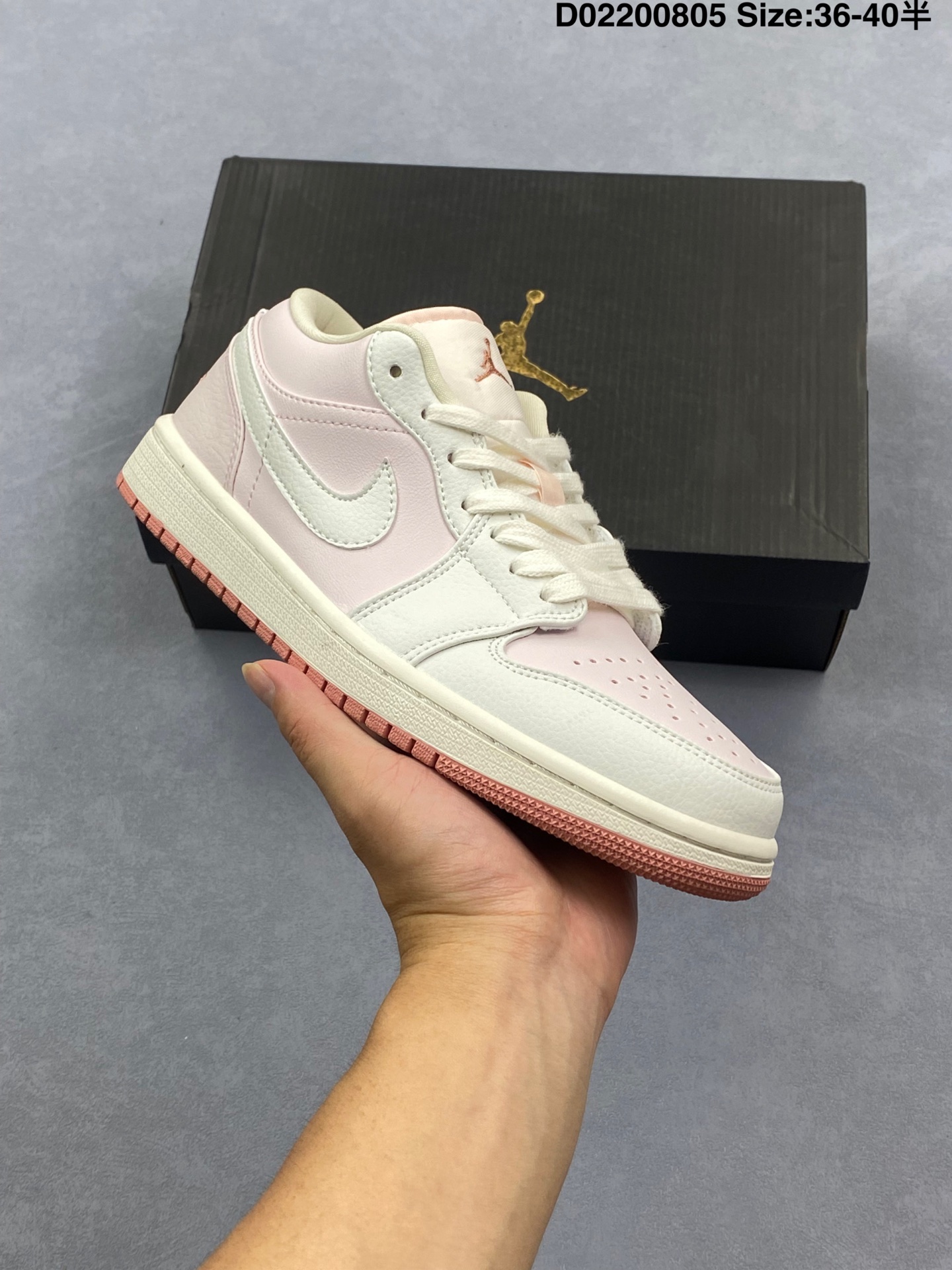 AJ1 乔丹1代 aj1 乔1 低邦 白粉色 乔丹篮球鞋系列 鞋身整体采用淡淡的粉色皮质面料打造,搭配白色框架覆盖层,营造出十分低调又美观的配色组合;鞋侧的Swoosh Logo采用白色皮革呈现,与框架相搭配,使鞋款更具层次感;鞋款内衬采用粉色呈现,鞋舌则为粉色打造,粉色的Jumpman Logo以及鞋带点缀其中;后跟Wwings Logos以暗粉色刺绣呈现,鞋底部分,乳白色做旧中底搭配桃粉色大底,为鞋款设计收尾. 货号:IH0823-611