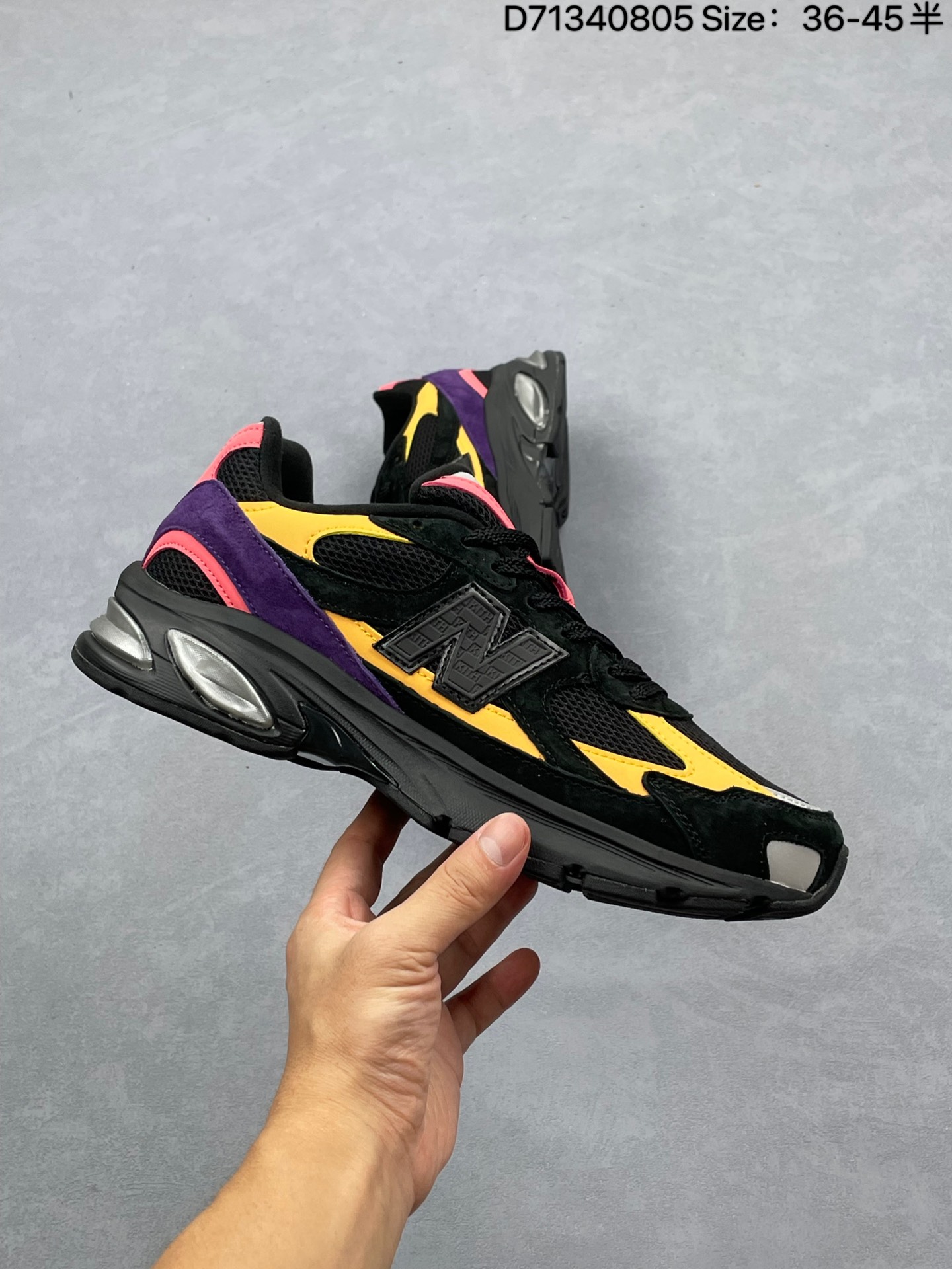 💰170
New Balance 2010系列 新百伦 复古老爹风网布跑步休闲运动鞋
新百伦经典配色 沿袭了面世之初的经典科技 以ENCAP中底配以升级版 N-ERGY缓震物料 鞋面则采用特色的柔软麂皮搭以NewBalance经典的尼龙网布 低调中还原跑鞋本真 更年轻化的设计理念与材质 让新世代青年得以用全新视角体验经典鞋款的传奇魅力
货号:U2010KTF
尺码:36 36.5 37.5 38 38.5 39 40 40.5 41 42 42.5 43 44 45
编码:D71340805
Size:36~45半