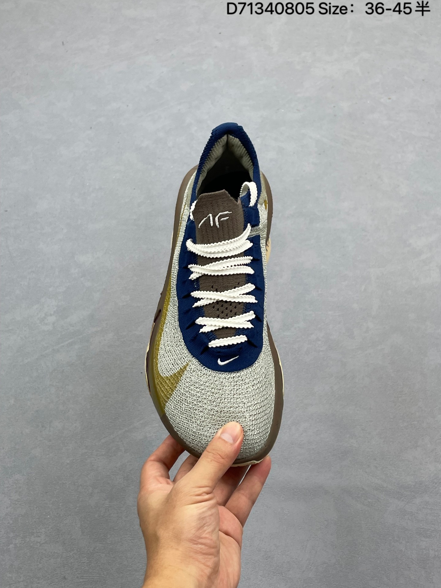 💰170
NK Air Zoom Alphafly NEXT% 3 2024全新马拉松超级跑鞋 FD8356-100 有史以来最轻盈、测试次数最多的NK Alphafly 经过精英马拉松运动员的测试验证 并搭载Air Zoom气垫 旨在助力跑者实现突破 取得更佳的成绩 在开发过程中 Alphafly 3帮助耐克运动员凯尔文·基普图姆（Kelvin Kiptum）以2:00:35的成绩刷新了马拉松世界纪录 Alphafly的动力设计没有改变——Air Zoom气垫单元、Flyplate碳纤维板和ZoomX泡绵 但是整体系统的制作方法略有调整 优化和提升了对运动员的帮助 主要更新包括一体式鞋底 提供顺畅稳定的“后跟到脚趾”过渡；更宽的全长Flyplate碳纤维板提供稳定助推力 全新Fast Shot外底保证出色牵引力和抓地力 全新Atomknit 3.0鞋面提供更强的控制力、透气性和中足支撑力 
货号：HV4318
尺码：36 36.5 37.5 38 38.5 39 40 40.5 41 42 42.5 43 44 44.5 45
编号：D71340805