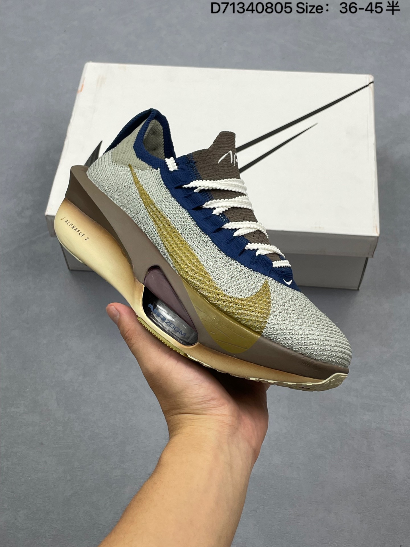 💰170
NK Air Zoom Alphafly NEXT% 3 2024全新马拉松超级跑鞋 FD8356-100 有史以来最轻盈、测试次数最多的NK Alphafly 经过精英马拉松运动员的测试验证 并搭载Air Zoom气垫 旨在助力跑者实现突破 取得更佳的成绩 在开发过程中 Alphafly 3帮助耐克运动员凯尔文·基普图姆（Kelvin Kiptum）以2:00:35的成绩刷新了马拉松世界纪录 Alphafly的动力设计没有改变——Air Zoom气垫单元、Flyplate碳纤维板和ZoomX泡绵 但是整体系统的制作方法略有调整 优化和提升了对运动员的帮助 主要更新包括一体式鞋底 提供顺畅稳定的“后跟到脚趾”过渡；更宽的全长Flyplate碳纤维板提供稳定助推力 全新Fast Shot外底保证出色牵引力和抓地力 全新Atomknit 3.0鞋面提供更强的控制力、透气性和中足支撑力 
货号：HV4318
尺码：36 36.5 37.5 38 38.5 39 40 40.5 41 42 42.5 43 44 44.5 45
编号：D71340805